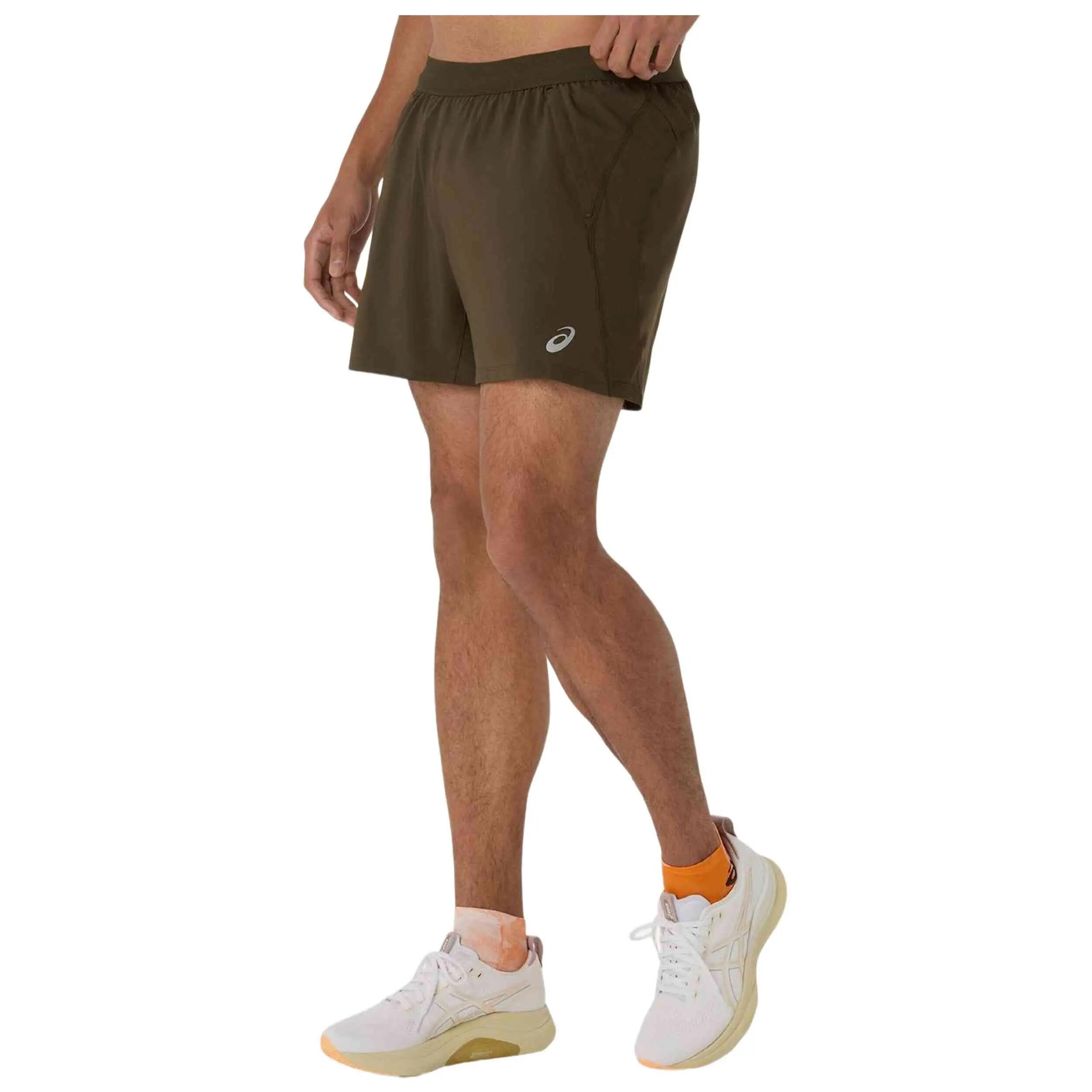Calções Asics modelo Pantalón corto ASICS Road 5In verde oliva para homem 2/5