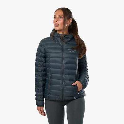 Donzen jas wandelen vrouw himalaya geïsoleerd