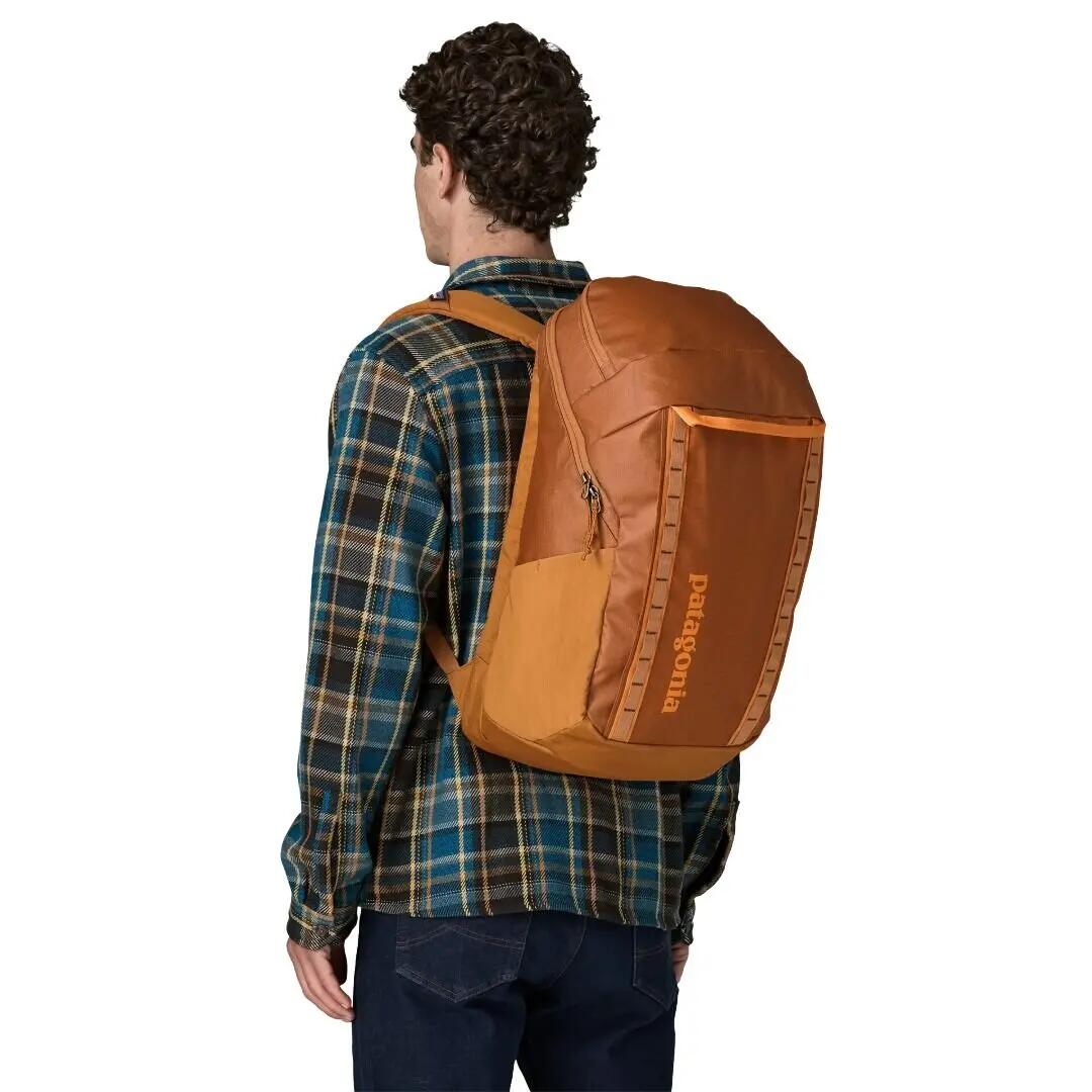 Mochila Naranja Patagonia Black Hole® Pack 32L Cinnamon Brown con Bolsillo para 3/4