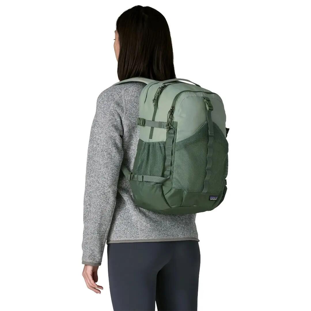 Mochila Verde Patagonia Refugio Daypack 30L Cover Green Clásica y Resistente 3/4