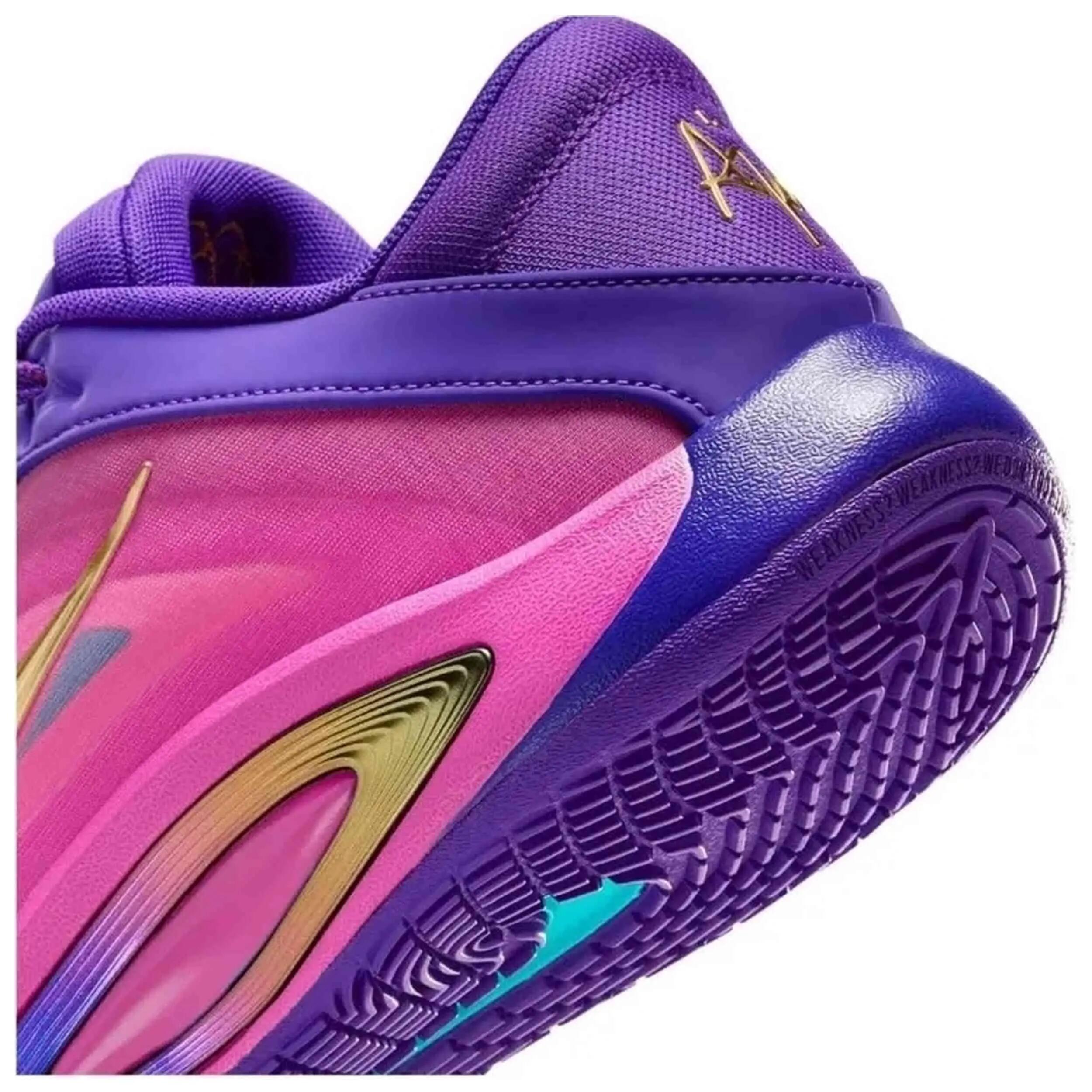 Schoen Nike model FZ8605-500 voor unisex 4/5