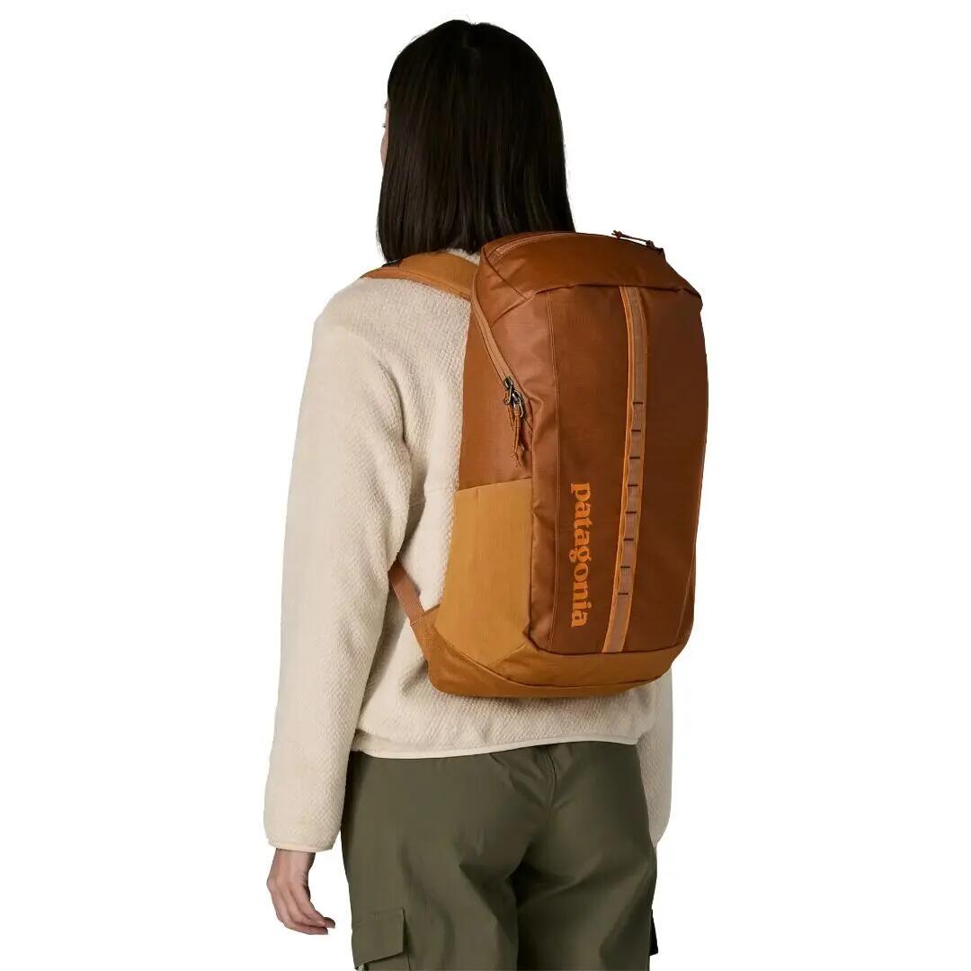 Mochila Naranja Patagonia Hole® Pack 25L Cinnamon Brown con tejido Antidesgarro 3/4