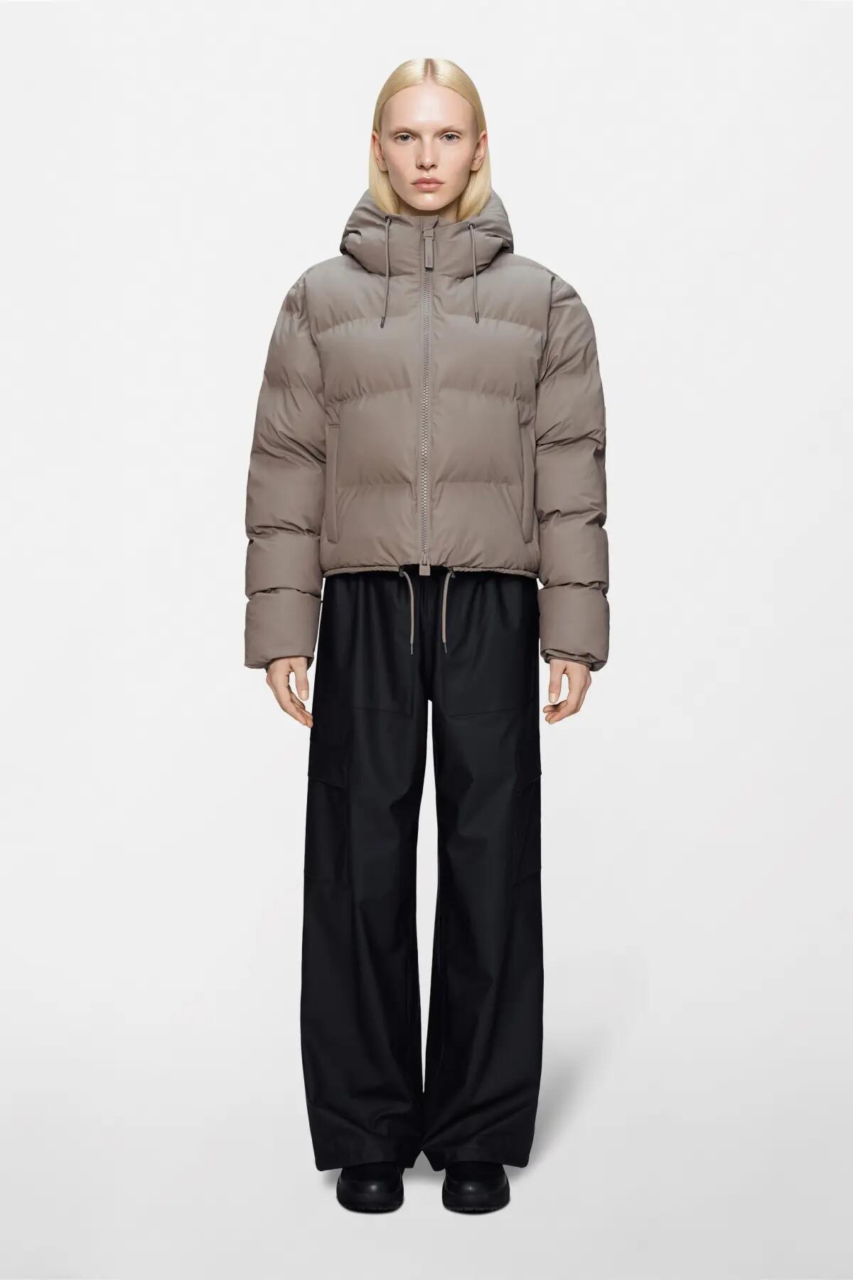 Jaqueta Rains Modelo Alta Short Puffer Jacket W3t Cor Bege 4/5