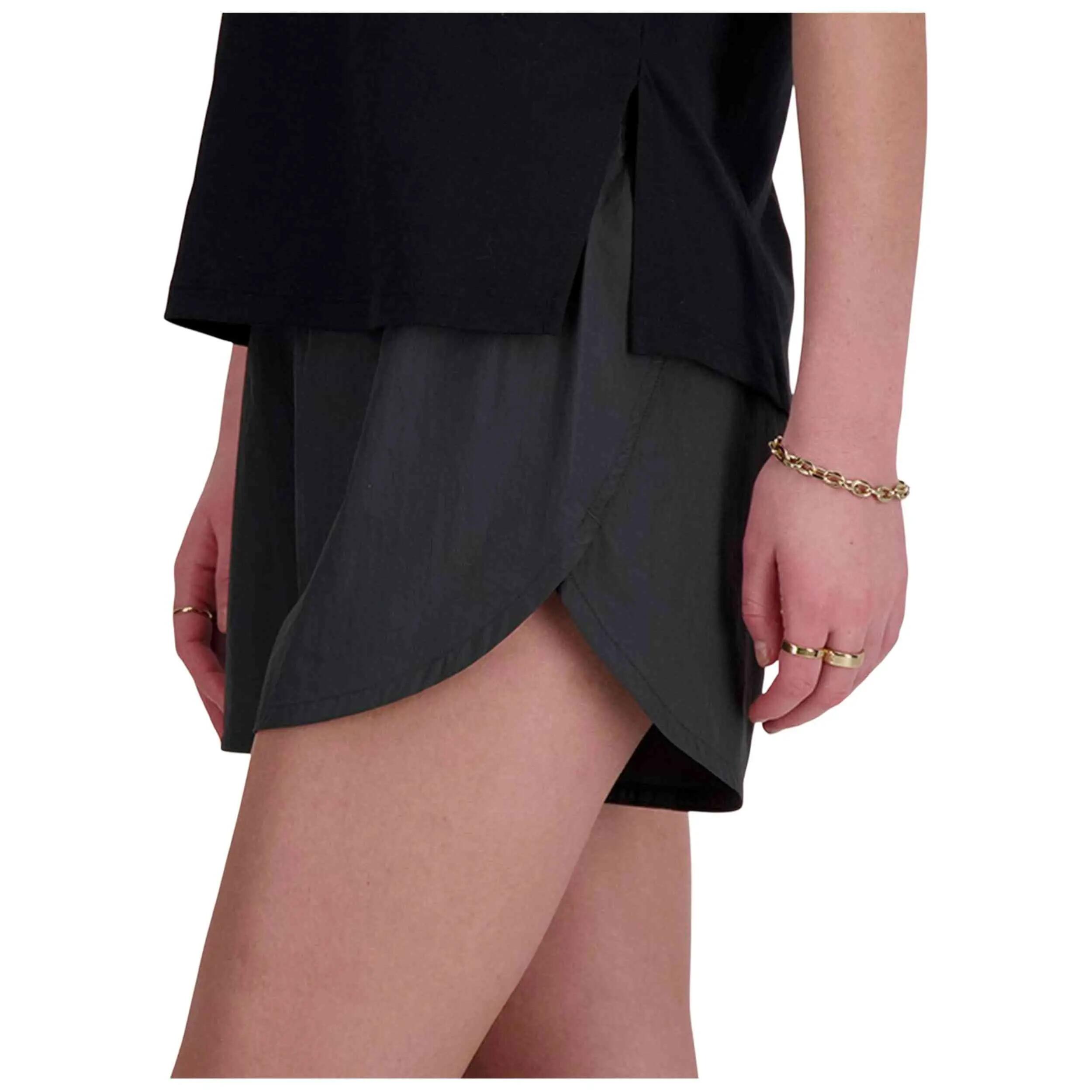 Pantalon corto New balance modelo WS41555ACK para mujer 4/5