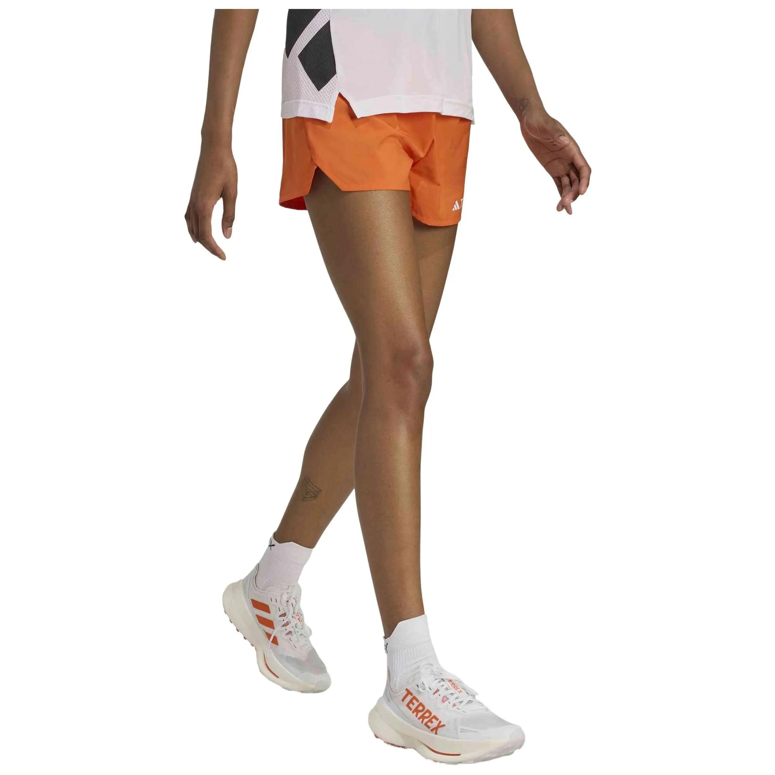 Pantaloncini Adidas modello JM0564-5-C per donne 4/5