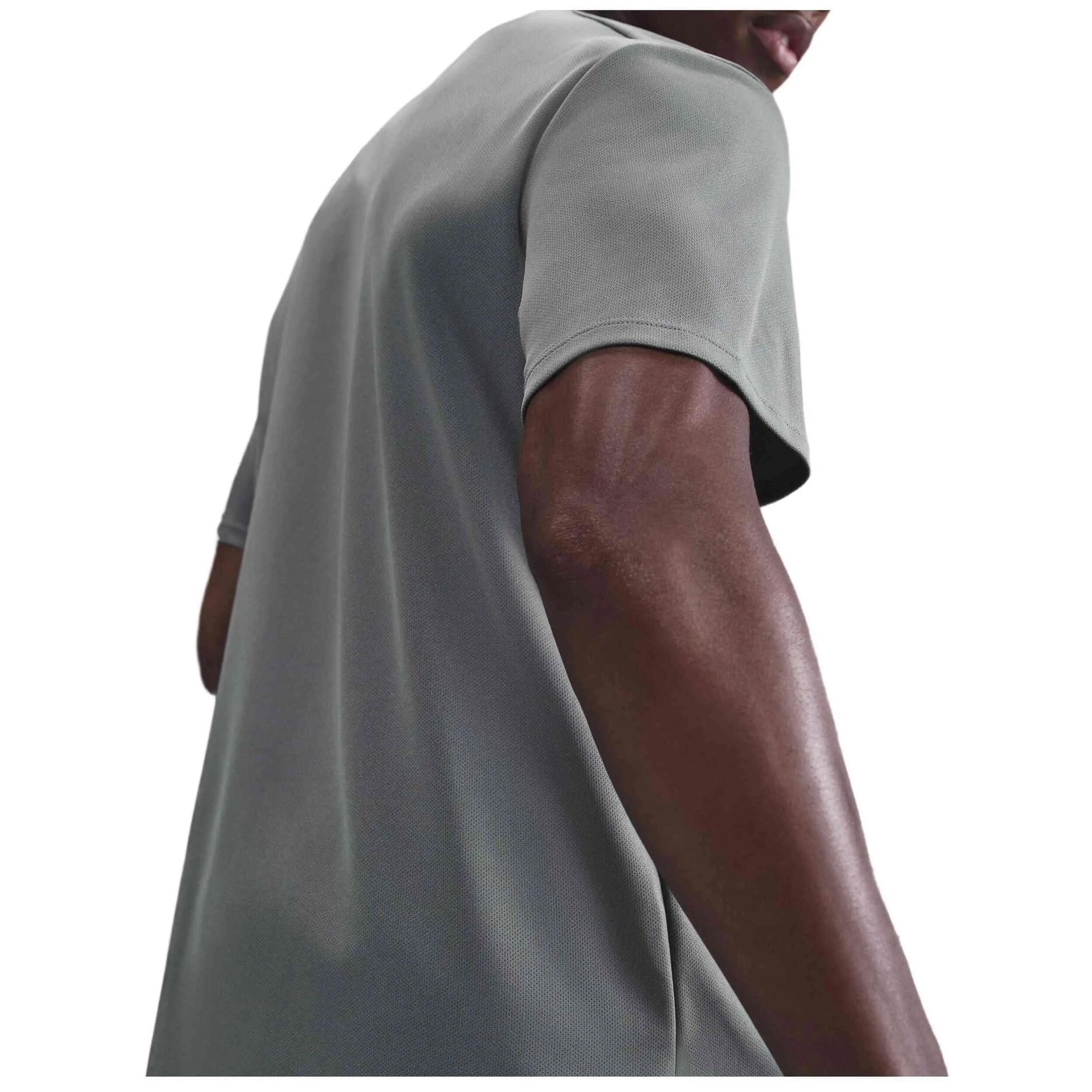 Camiseta de manga corta Nike modelo HV2135-084 para hombre 5/5
