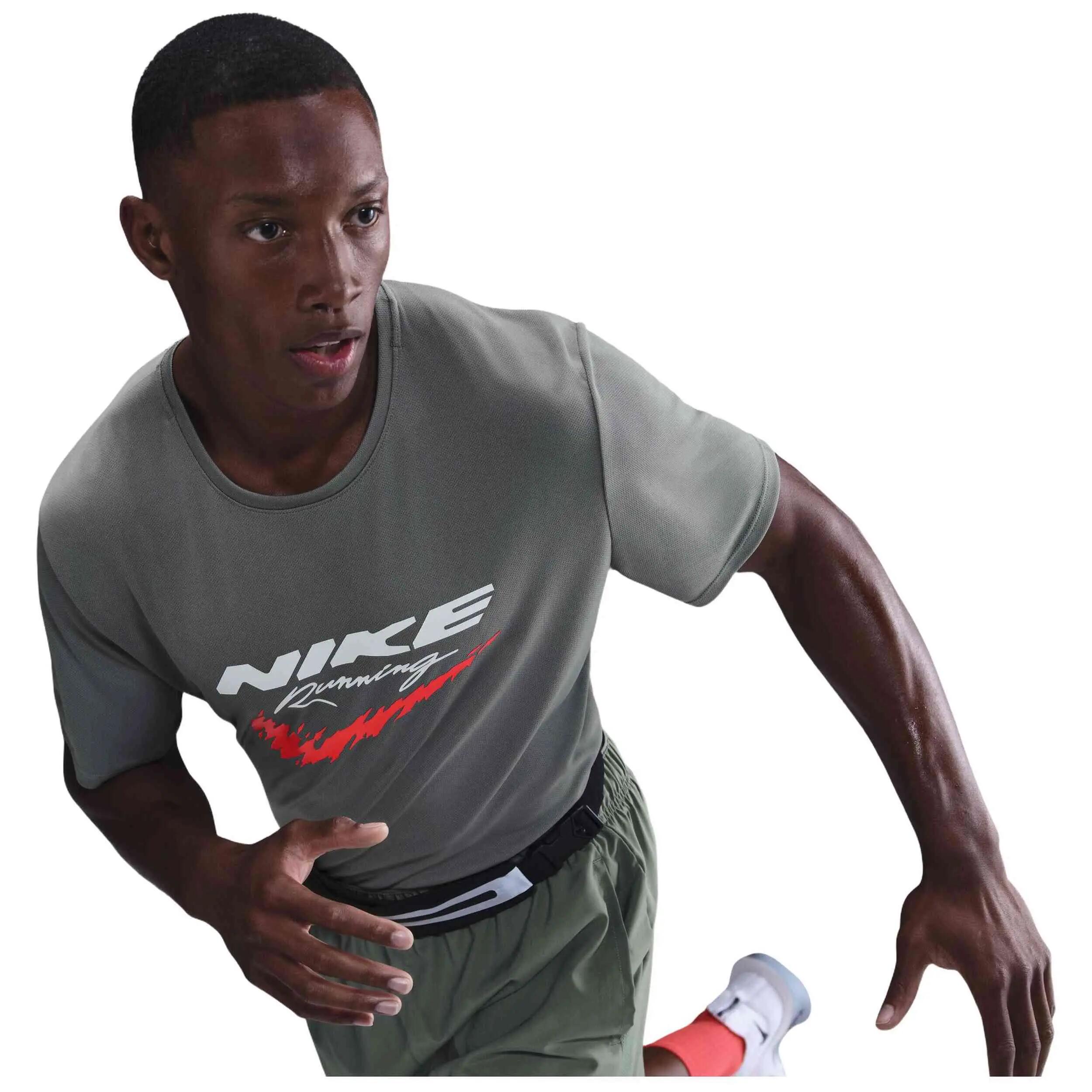 Camiseta de manga corta Nike modelo HV2135-084 para hombre 4/5