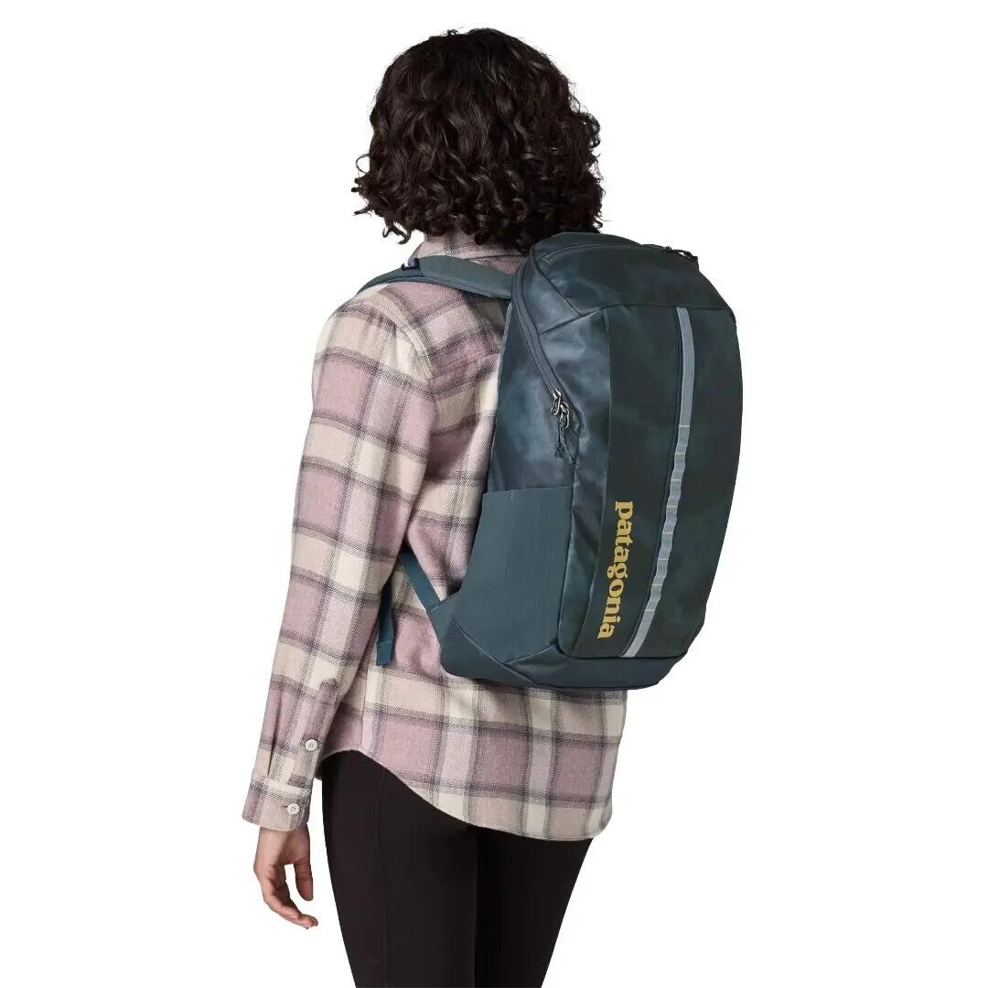 Mochila Azul Patagonia Hole® Pack 25L Sastrugi Summit Blue con tejido Antidesga 4/5