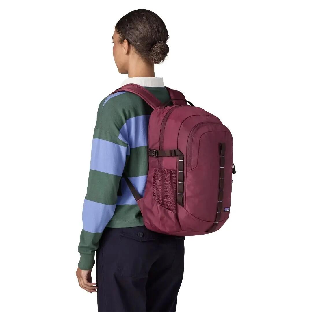 Mochila Granate Patagonia Refugio Daypack 26L Berry Fig Clásica y Resistente 3/4