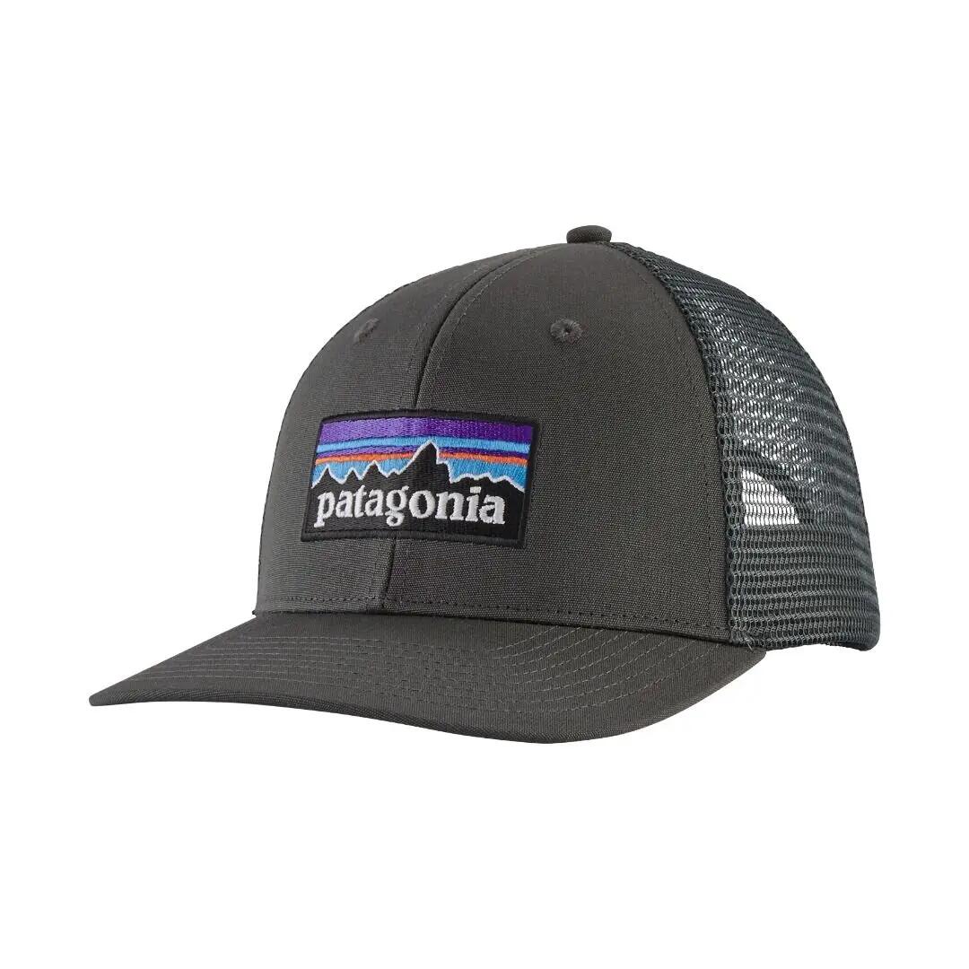 Gorra Gris Patagonia P-6 Logo Trucker Hat Forge Grey con Cierre Ajustable 1/4