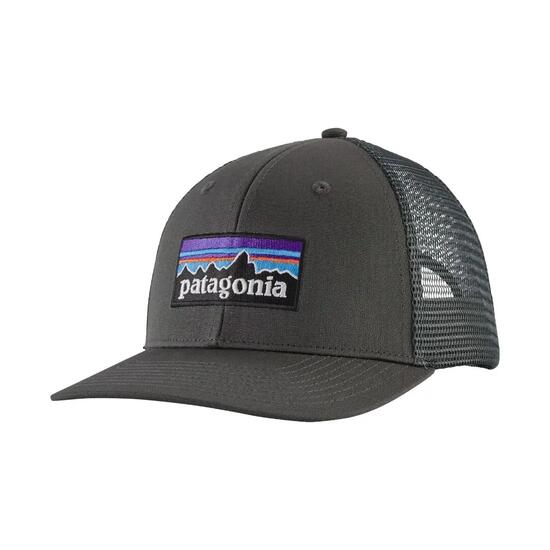 Gorra Gris Patagonia P-6 Logo Trucker Hat Forge Grey con Cierre Ajustable
