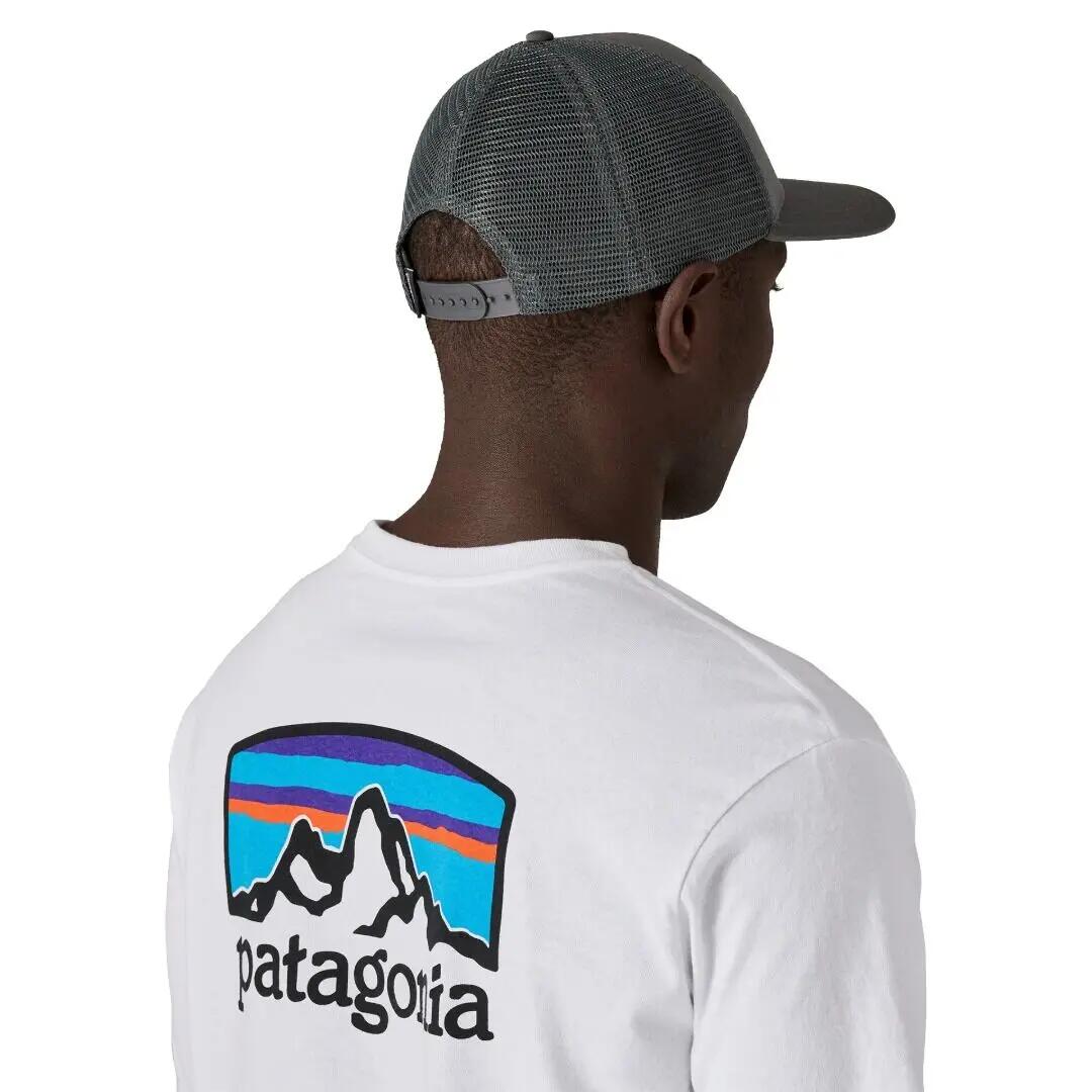 Gorra Gris Patagonia P-6 Logo Trucker Hat Forge Grey con Cierre Ajustable 3/4