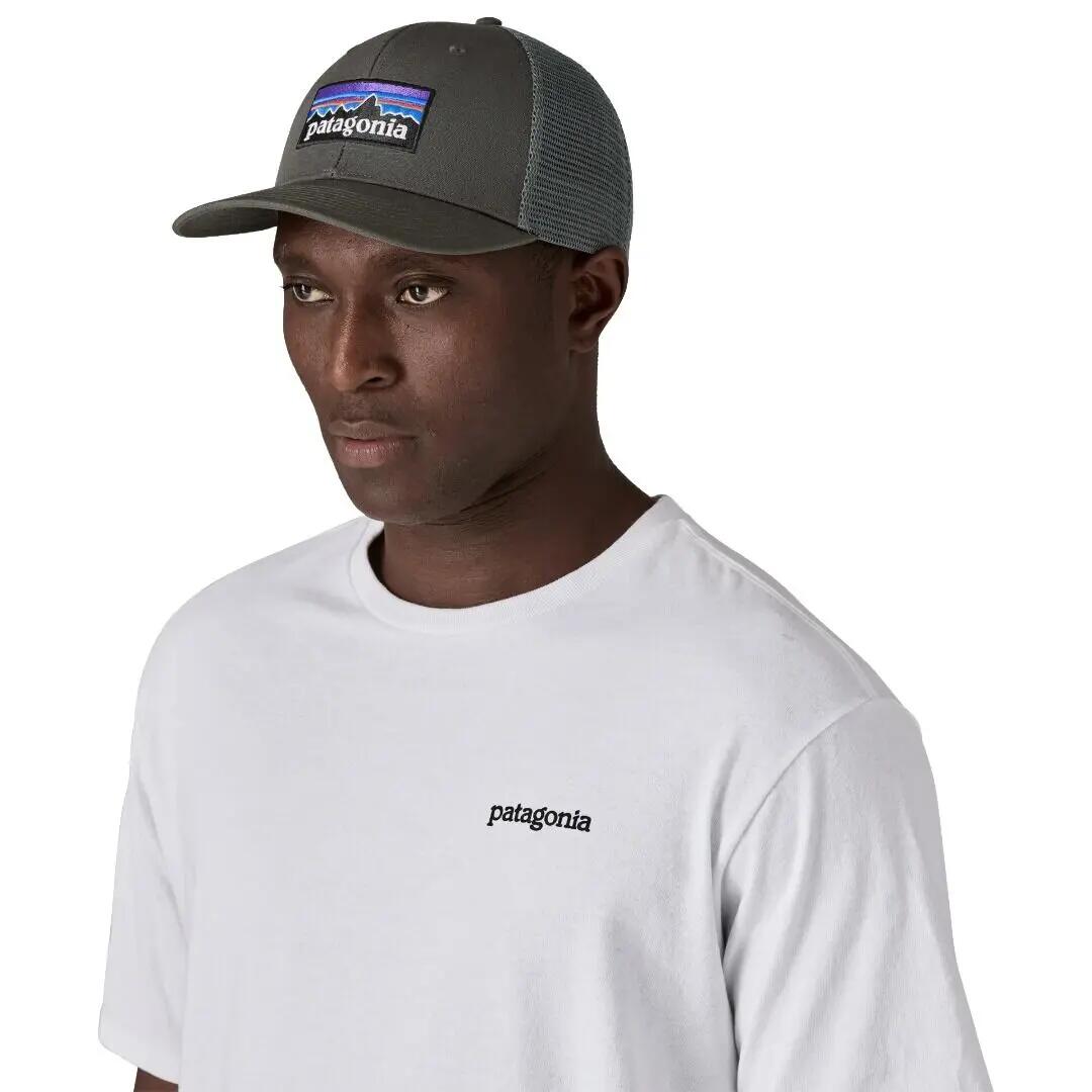 Gorra Gris Patagonia P-6 Logo Trucker Hat Forge Grey con Cierre Ajustable 2/4
