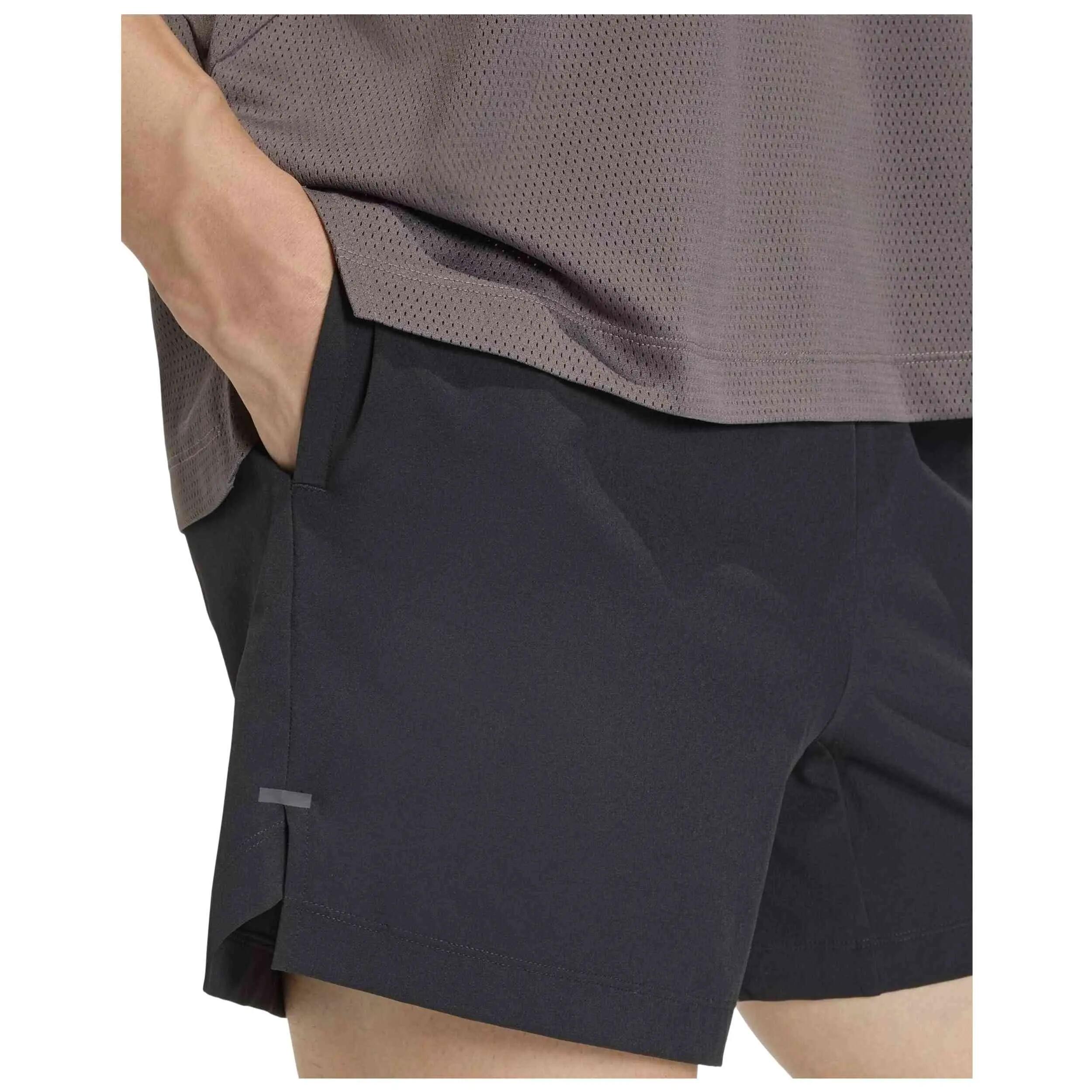 Pantaloncini Adidas modello Pantalón corto adidas D4T Essentials negr per uomini 4/5