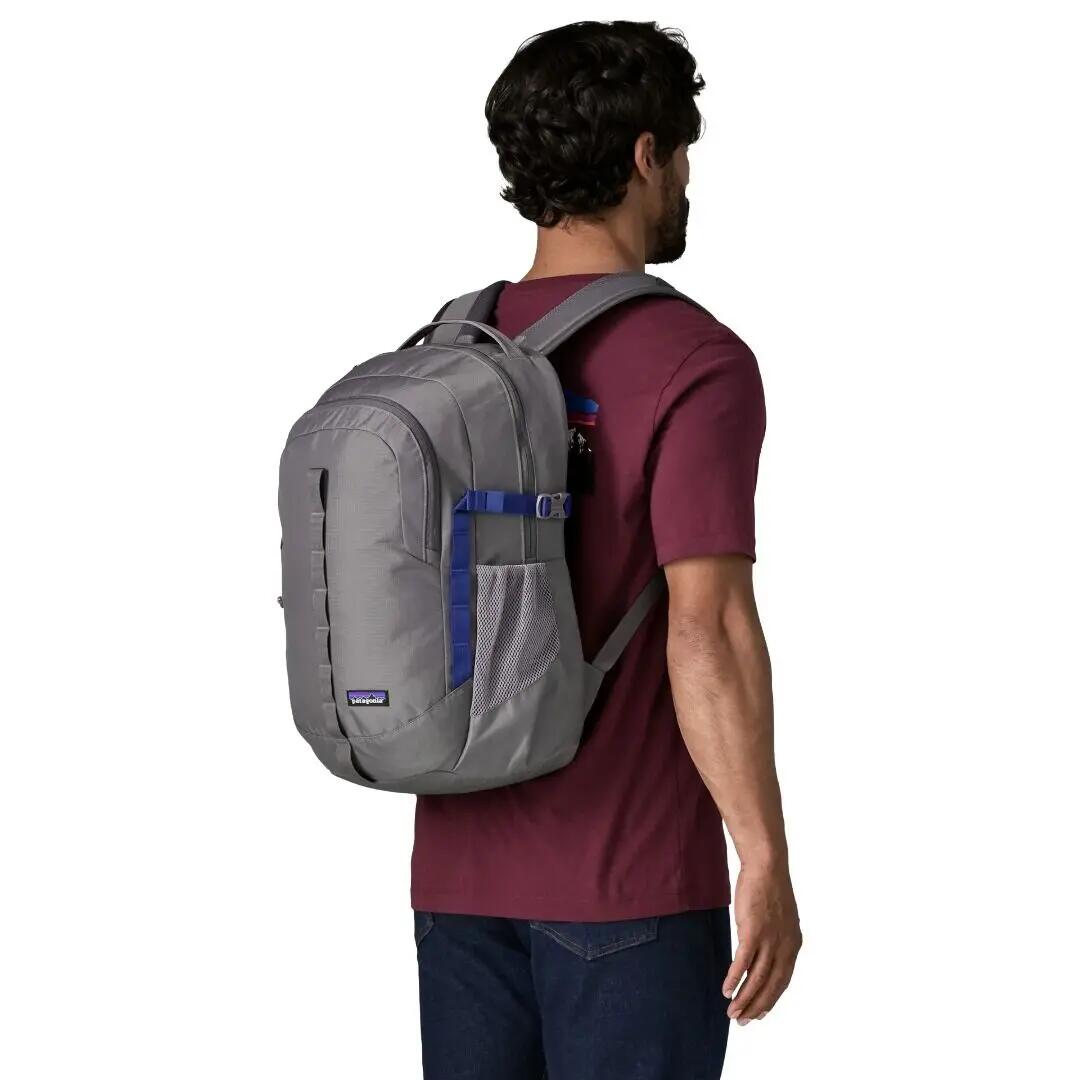 Mochila Gris Patagonia Refugio Daypack 26L May Grey Clásica y Resistente 3/4