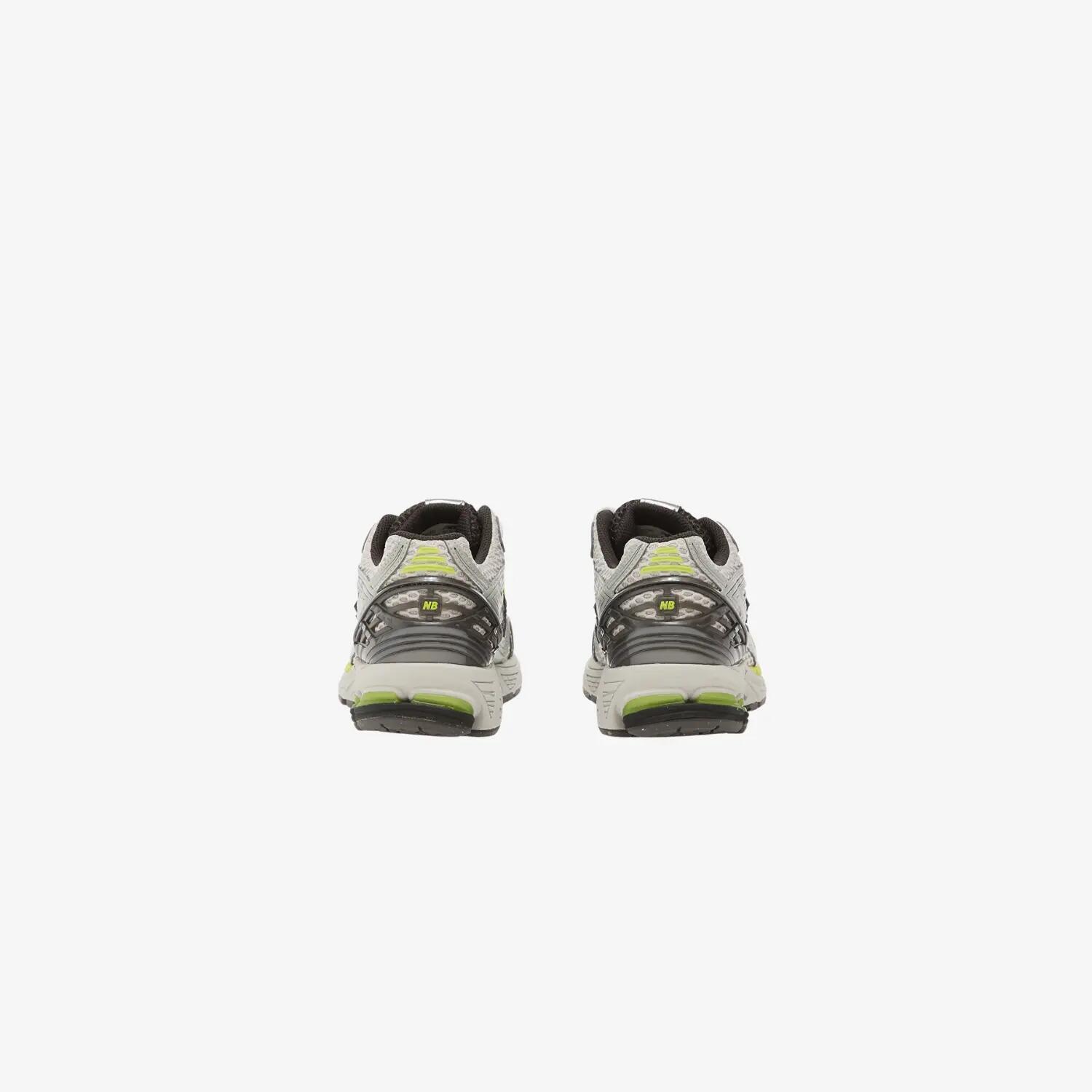 Heren sportschoenen NEW BALANCE 1906R Light Silver Metallic / Alkaline Green 3/4
