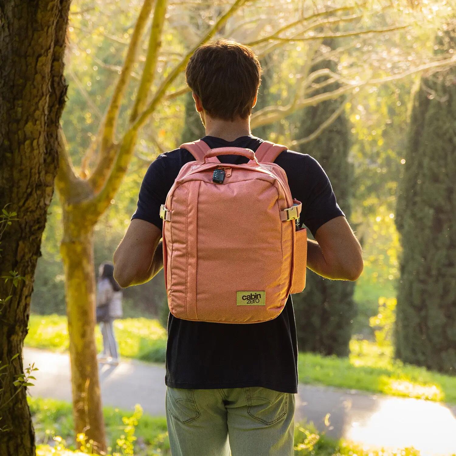 Příruční batoh CabinZero Classic Tech 28 l 8/10