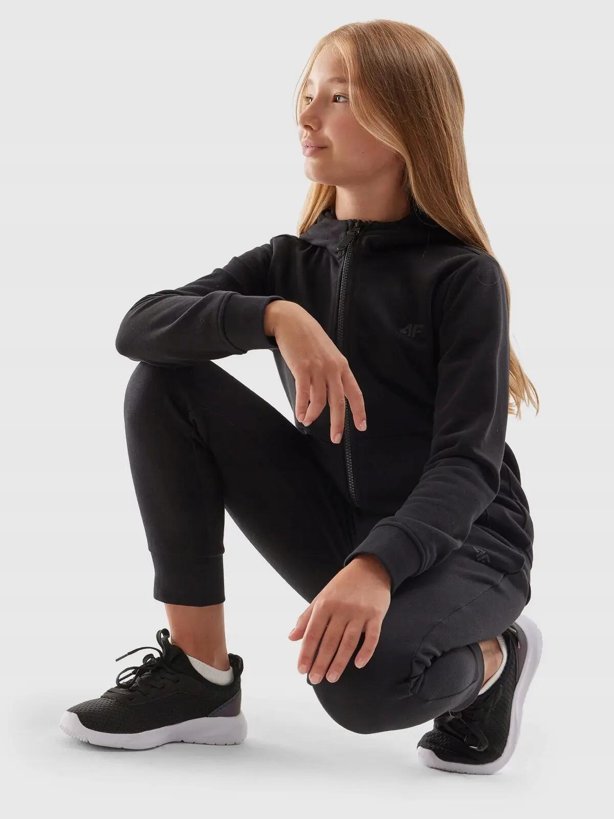 4F BLUZA DZIEWCZĘCA ROZPINANA Z KAPTUREM DRESOWA DZIECIĘCA CZARNA 6/10