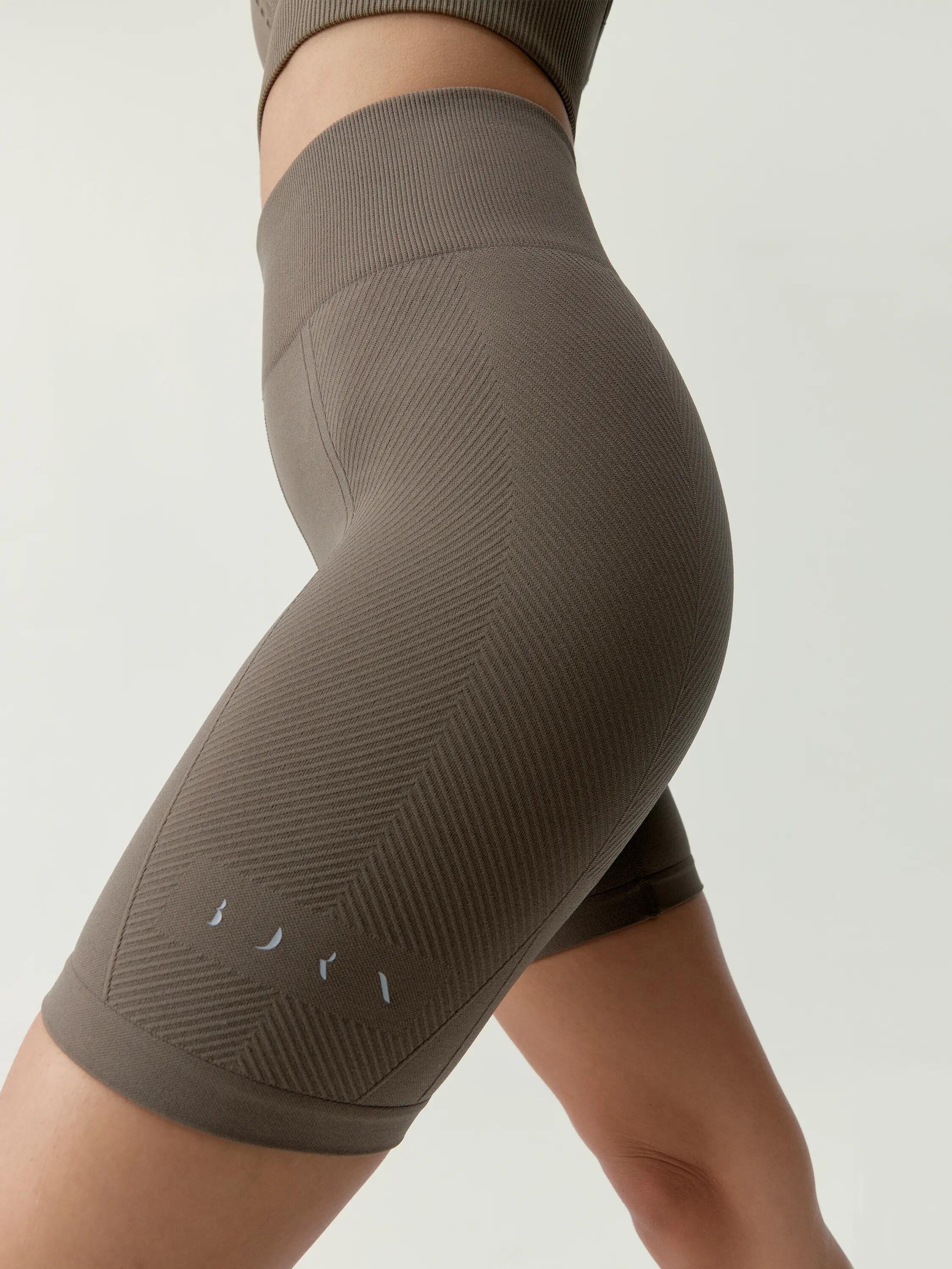 Short sportivo donna India – Senza cuciture, effetto modellante 3/7