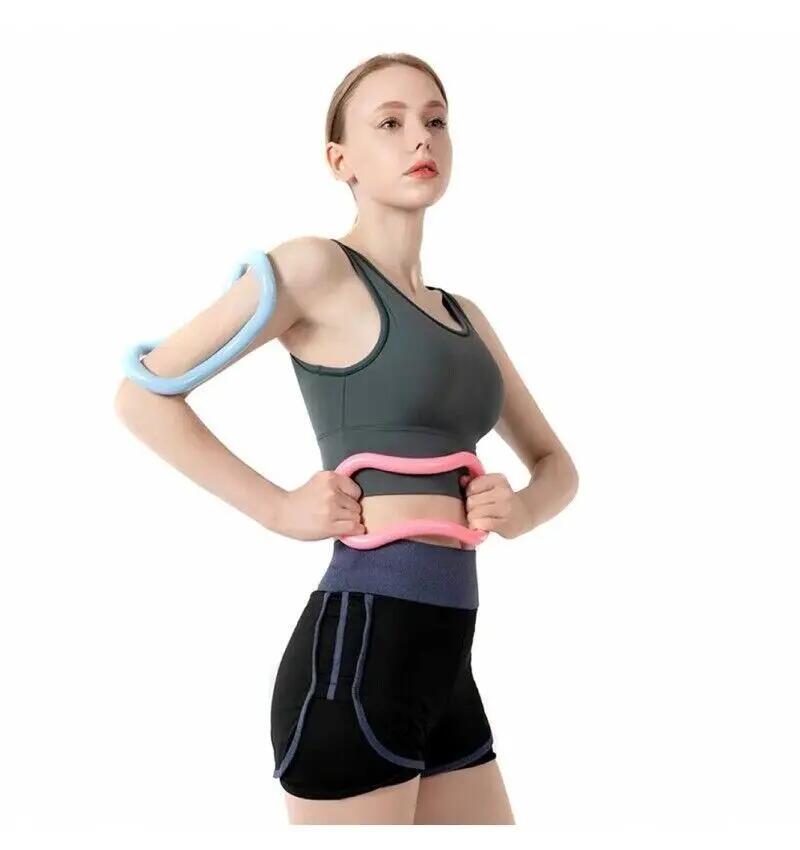 Pilates com anel rígido para treino muscular e alongamento dos músculos. 6/6