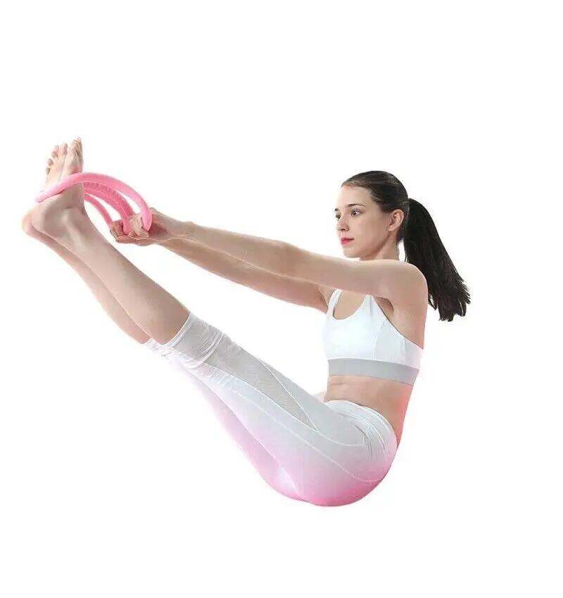 Pilates com anel rígido para treino muscular e alongamento dos músculos. 4/6