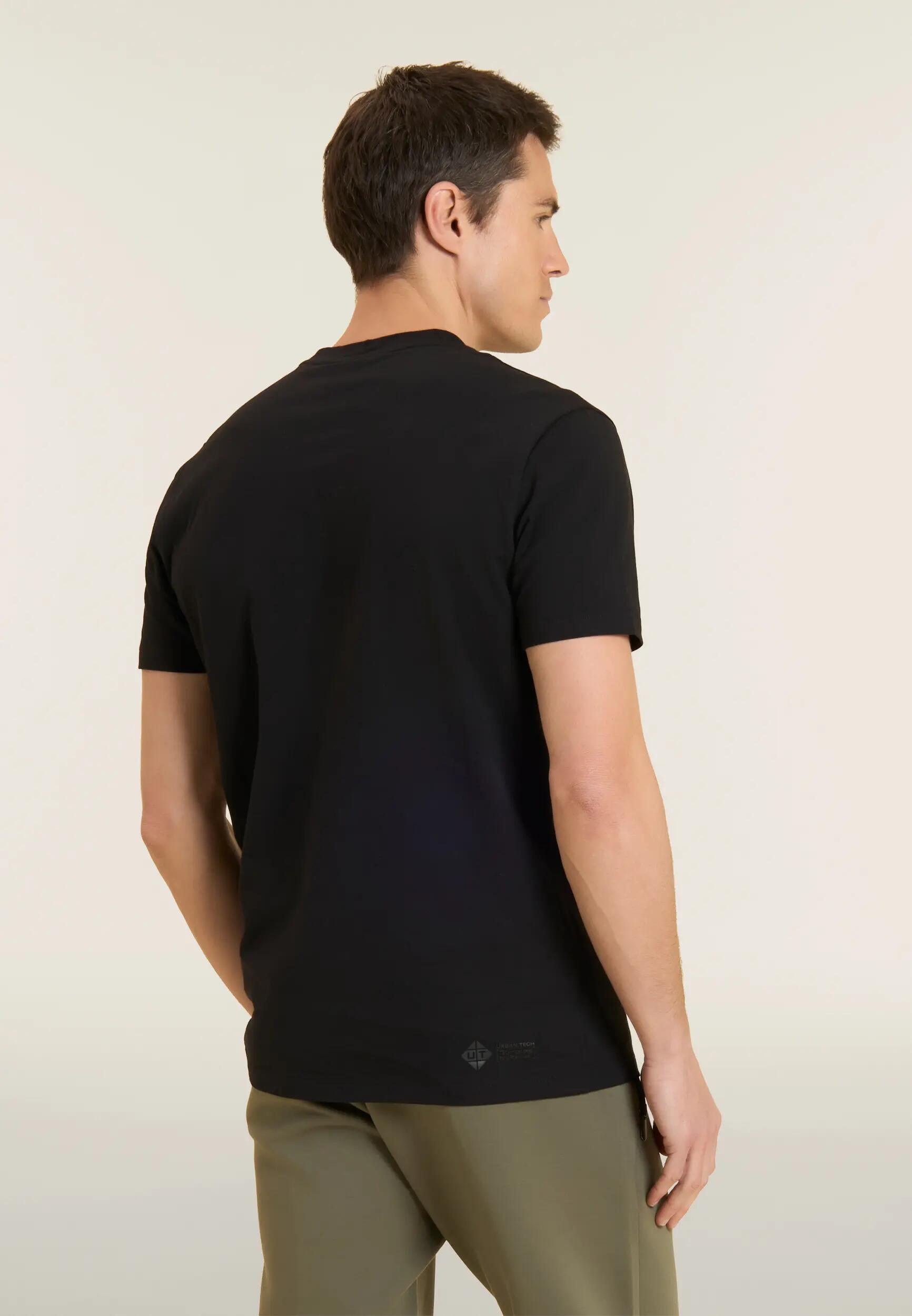 T-shirt hommes coupe classique en coton avec graphismes caoutchoutés 3/6