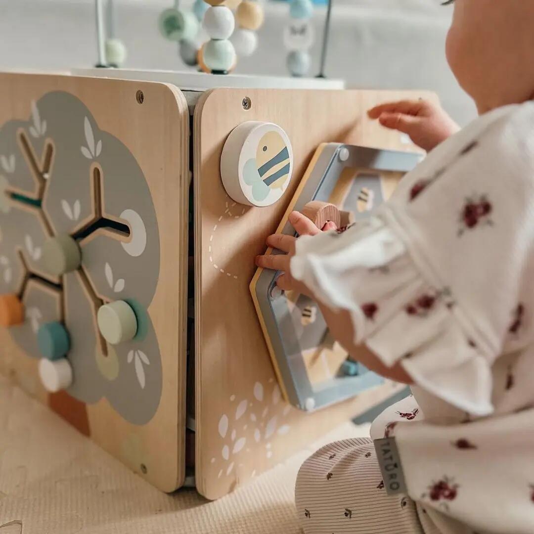 Grote houten Montessori activiteitenkubus met motorieklus 34 x 52 cm 4/14