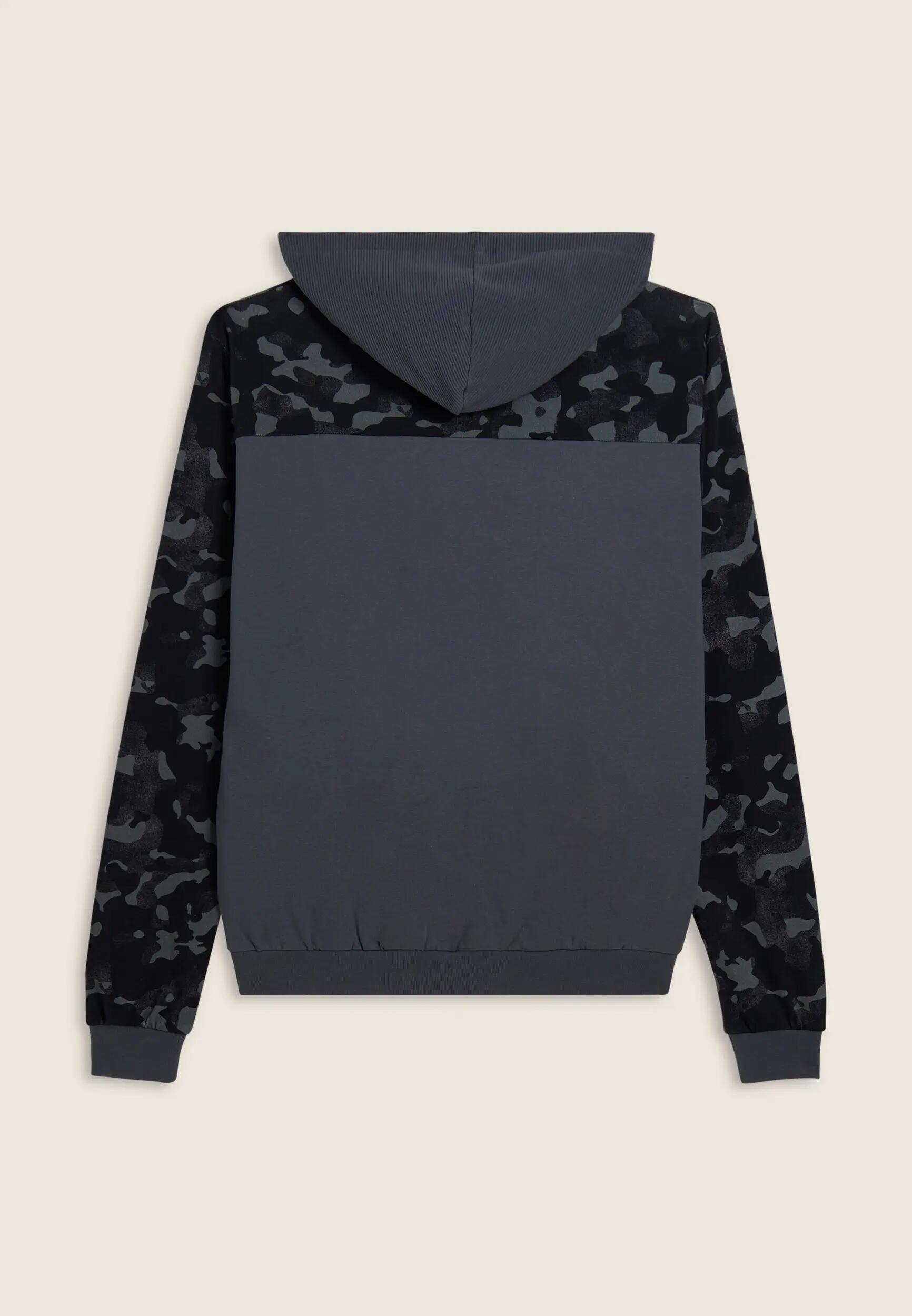 Felpa cappuccio con inserti camouflage e grafica centrale 5/6