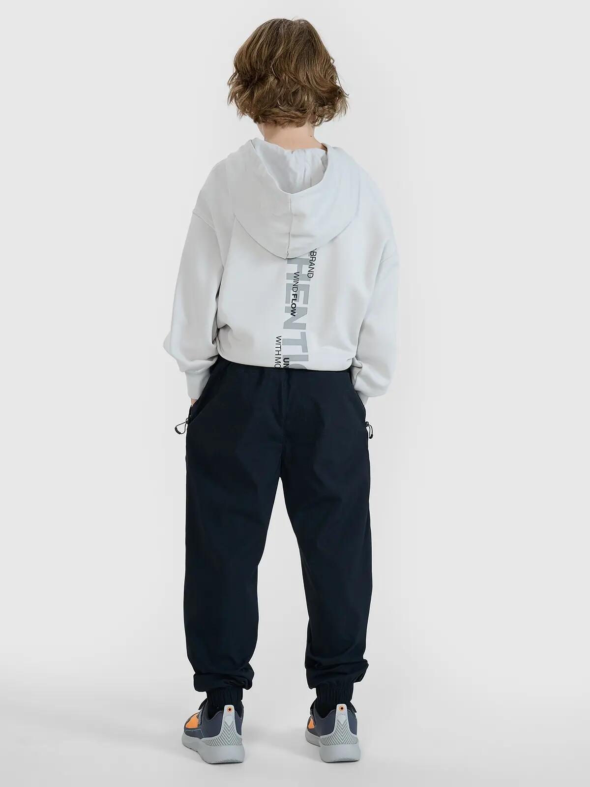 4F SPODNIE CHŁOPIĘCE JOGGERY CASUAL     CZARNE 5/8