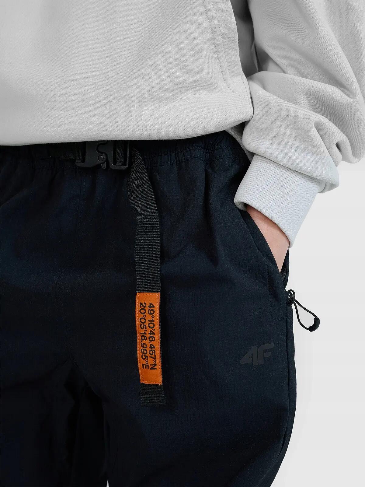 4F SPODNIE CHŁOPIĘCE JOGGERY CASUAL     CZARNE 3/8
