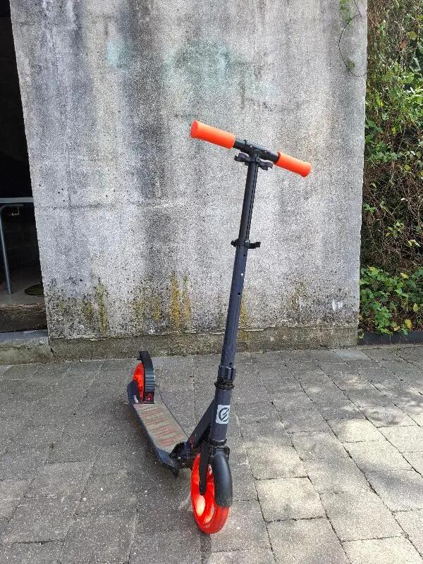 Entre Particuliers - TROTTINETTE MID 7 BLEU MARINE ORANGE AVEC BÉQUILLE 2/5