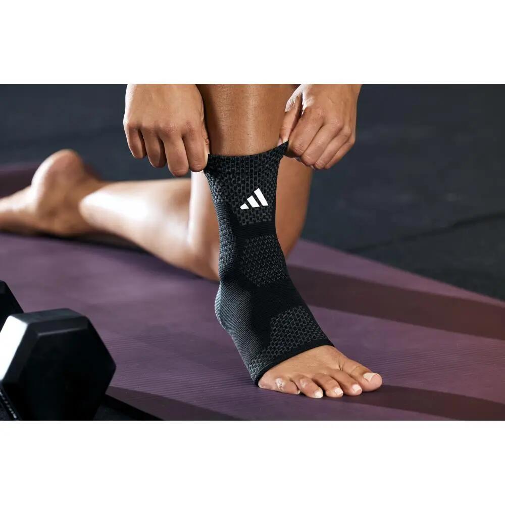 Opaska stabilizująca na kostkę adidas - Essential Ankle Support 7/7