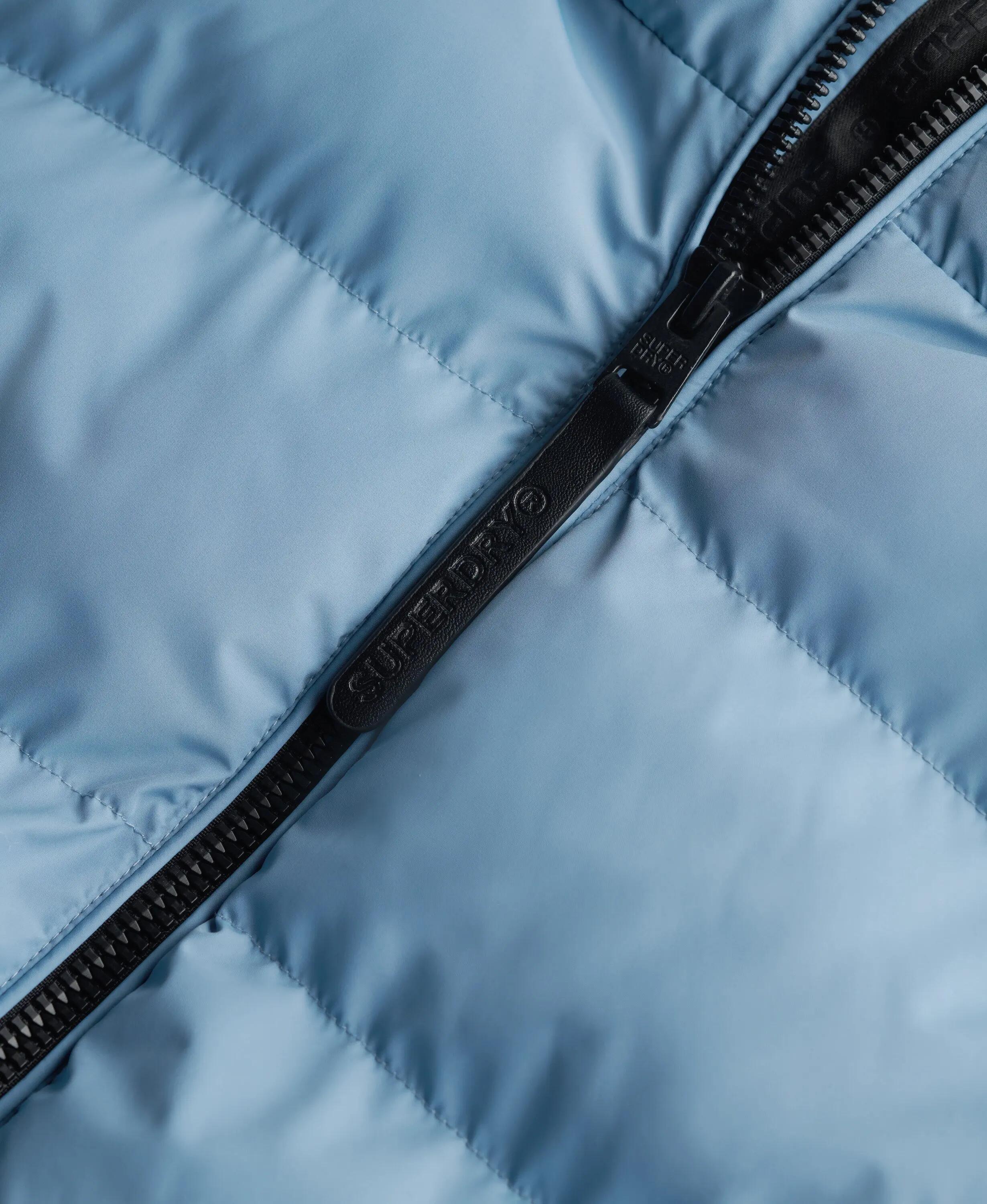 superdry Casaco puffer com capuz em poliéster reciclado – Washed Denim Blue 7/7