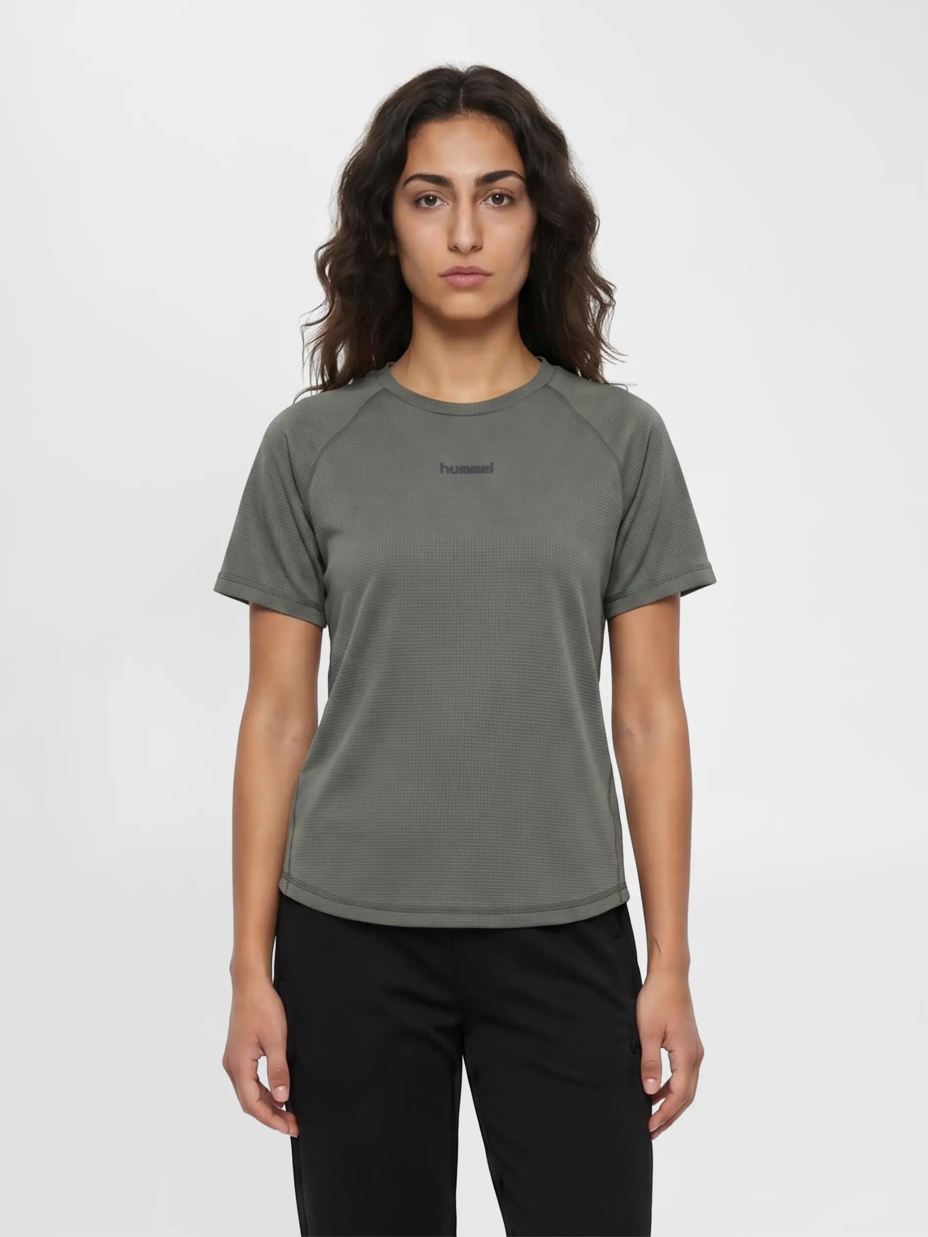 hummel T-shirt hmlMOMENTUM W S/S en polyester recyclé texturé – CASTOR GRAY 4/4