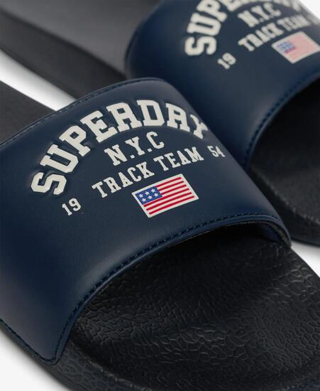 superdry Varsity Flag Pool Slides mit grafischem Riemen – ECLIPSE Marineblau