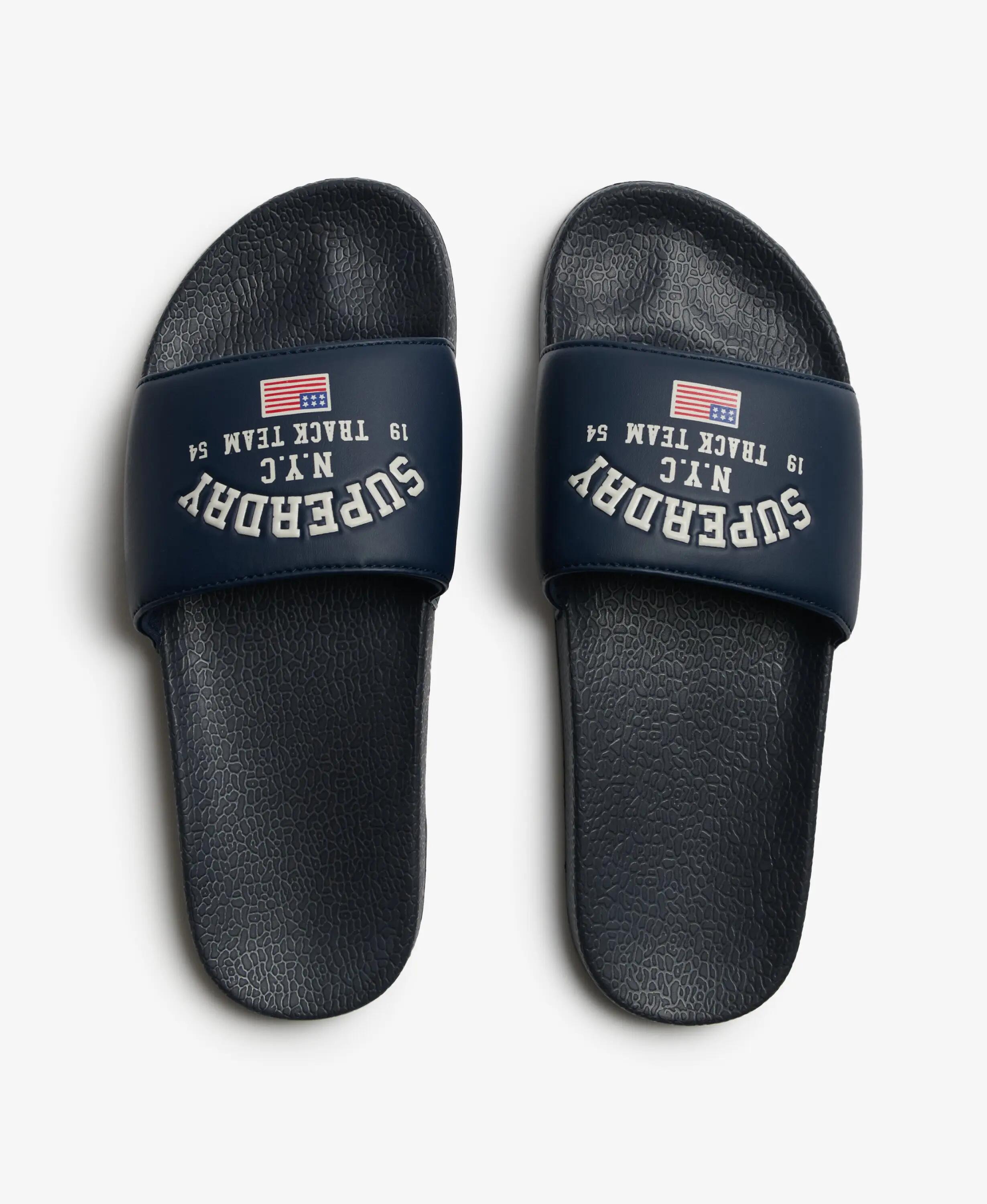 superdry Varsity Flag Pool Slides mit grafischem Riemen – ECLIPSE Marineblau 7/7