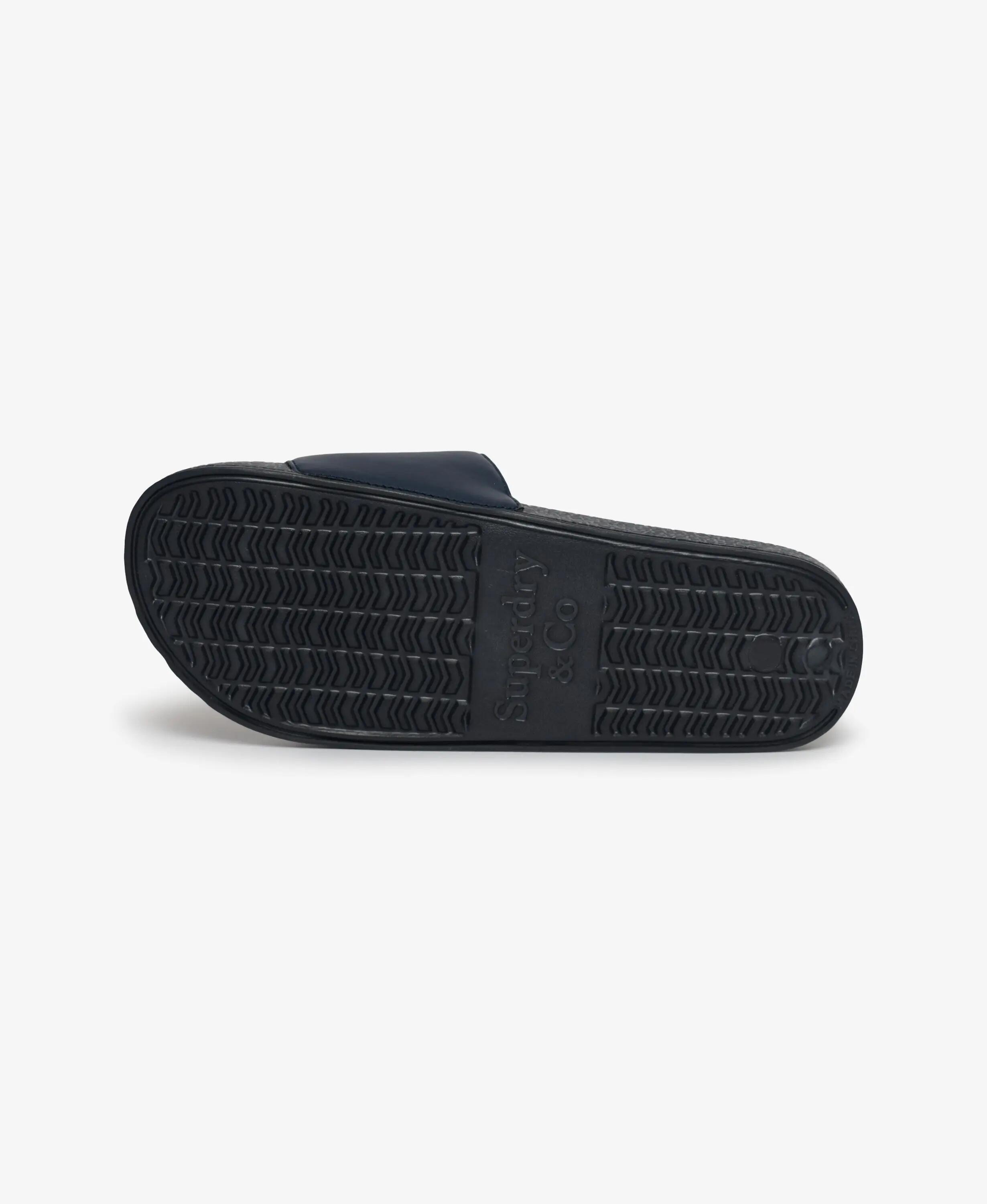 superdry Varsity Flag Pool Slides mit grafischem Riemen – ECLIPSE Marineblau 6/7