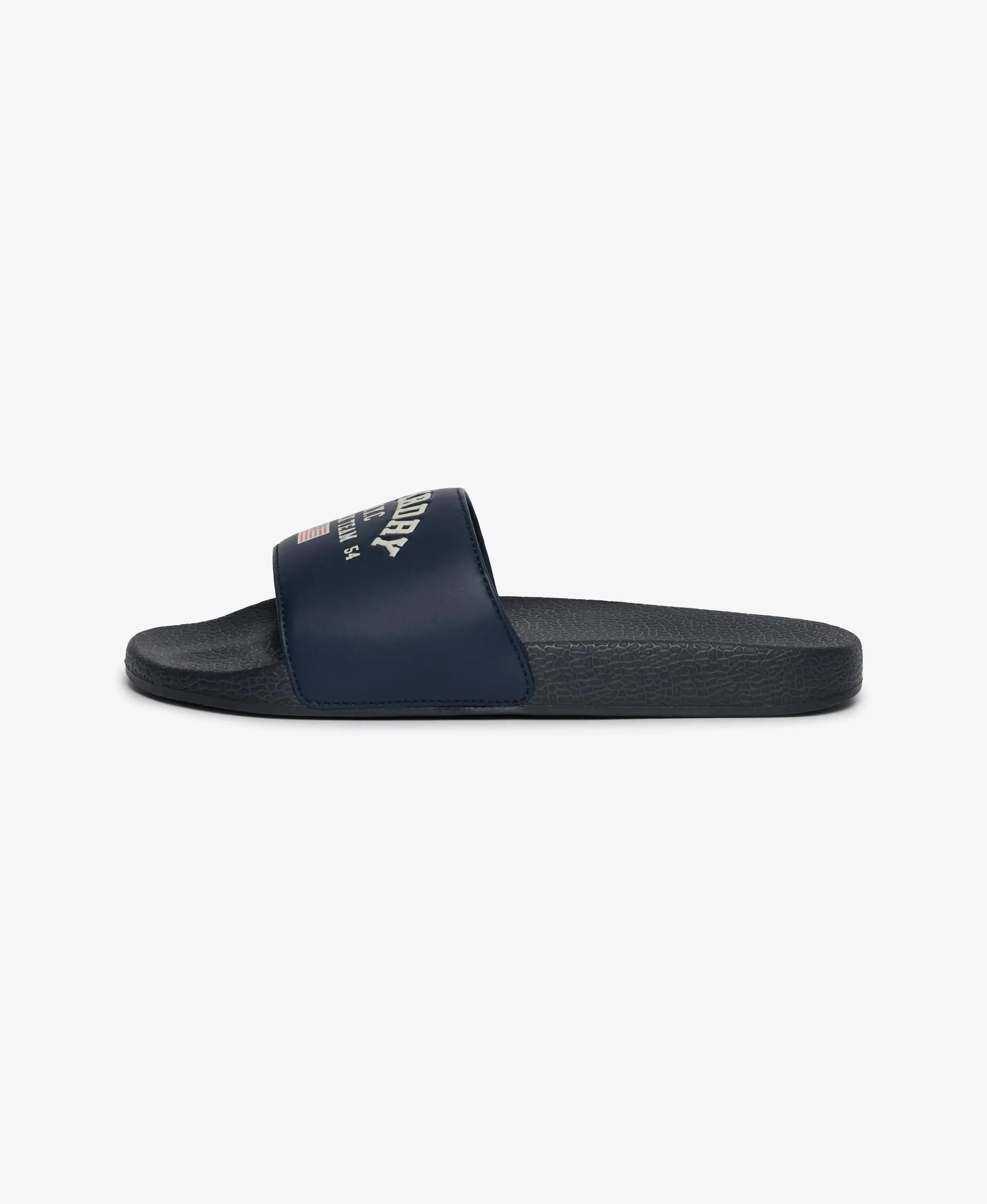 superdry Varsity Flag Pool Slides mit grafischem Riemen – ECLIPSE Marineblau 5/7
