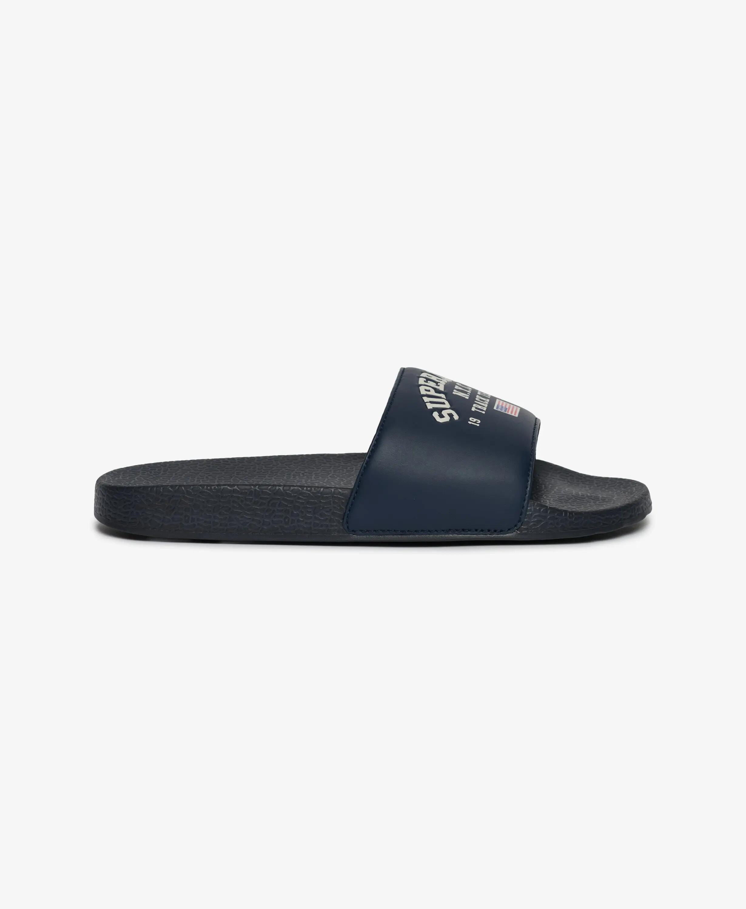 superdry Varsity Flag Pool Slides mit grafischem Riemen – ECLIPSE Marineblau 4/7