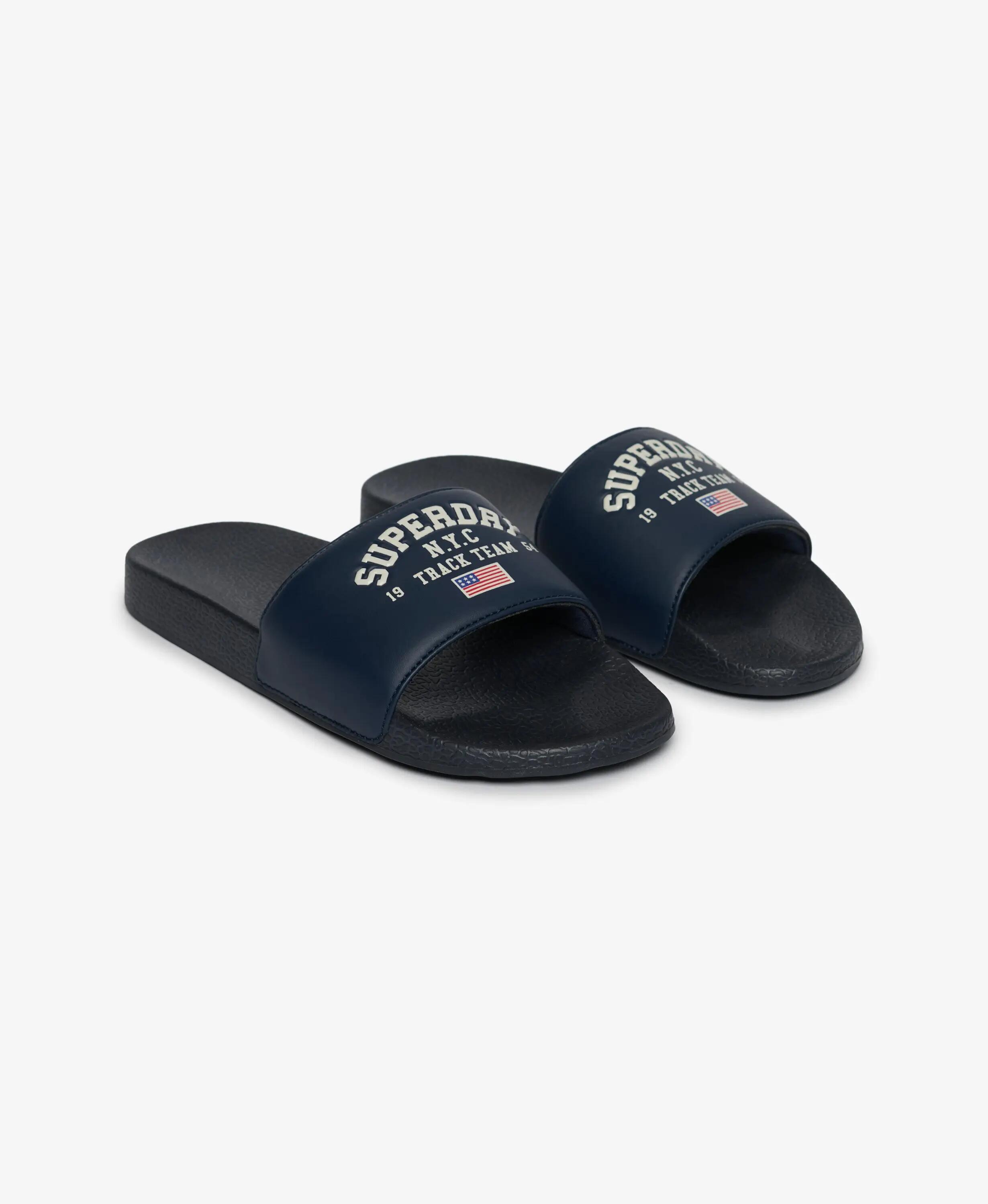 superdry Varsity Flag Pool Slides mit grafischem Riemen – ECLIPSE Marineblau 2/7