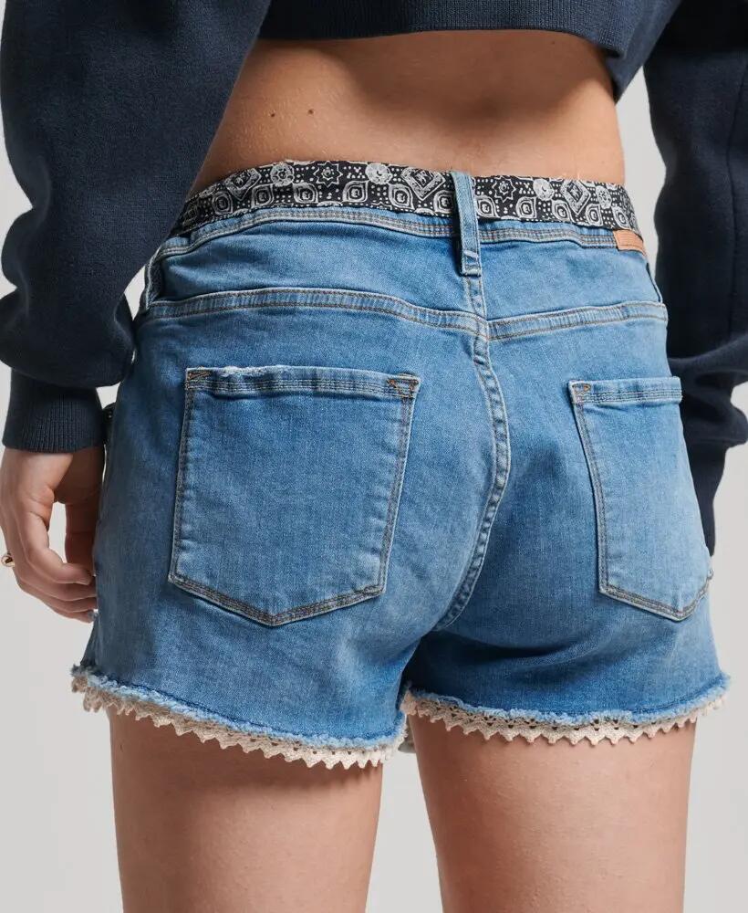 superdry Lace Hot Shorts Damen kurz mit Spitzendetail – Mid Indigo Destroy 3/6
