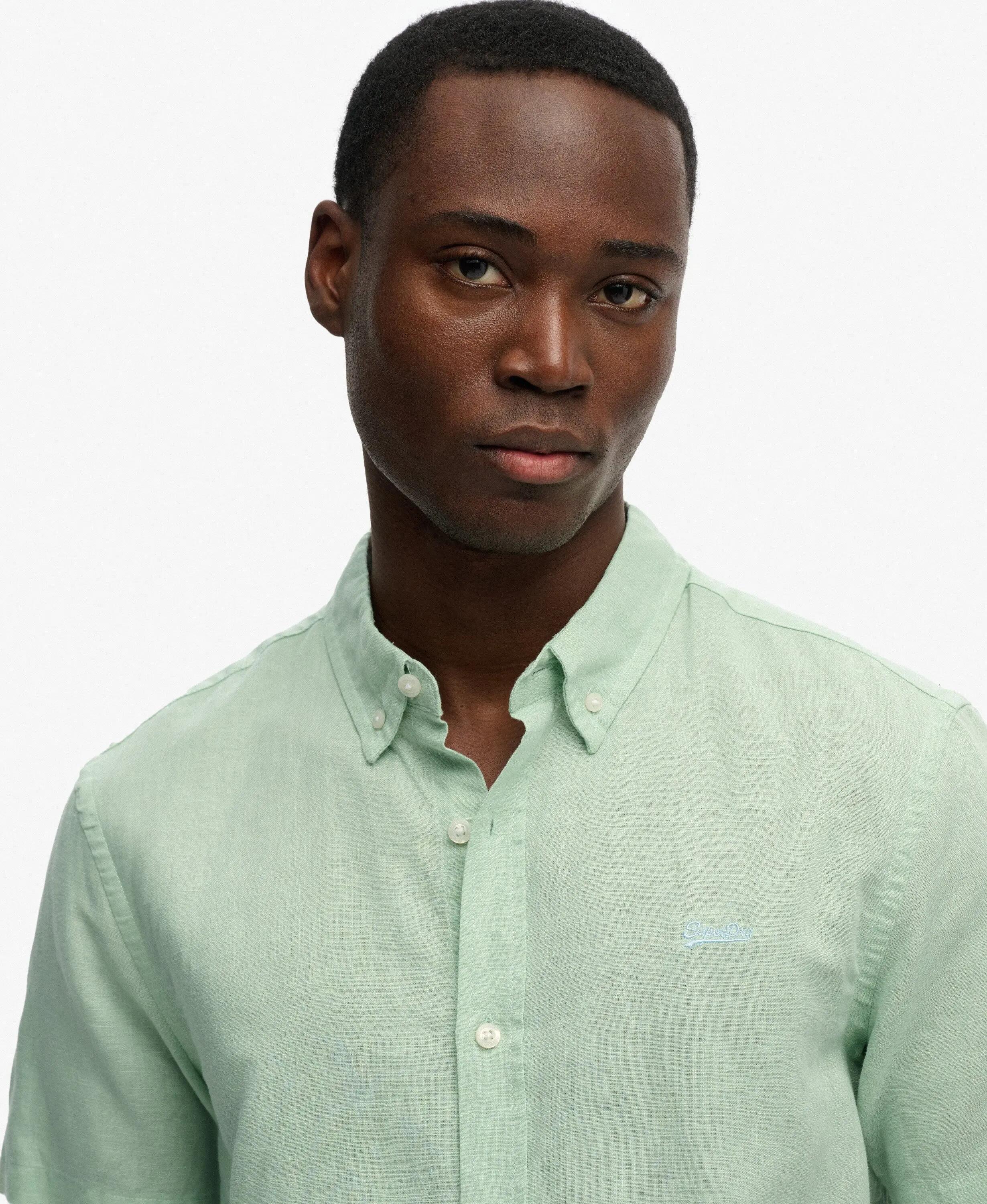 superdry Kurzarm-Hemd aus Baumwoll-Leinen — Relaxed Fit – Cameo Green 5/7