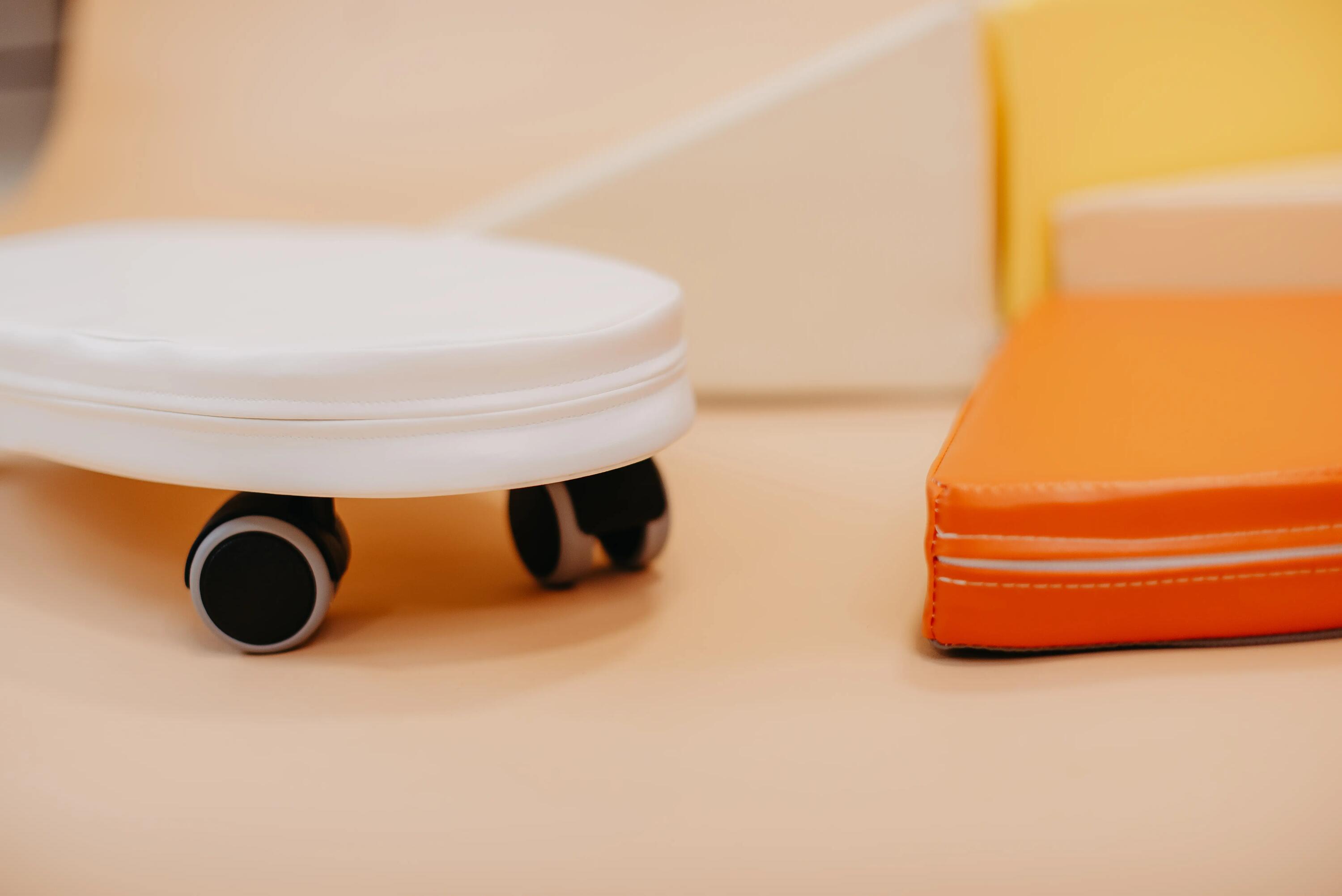 Kit de blocs d’escalade en mousse et porteur blanc - KUBO LUMO et SURF 7/13