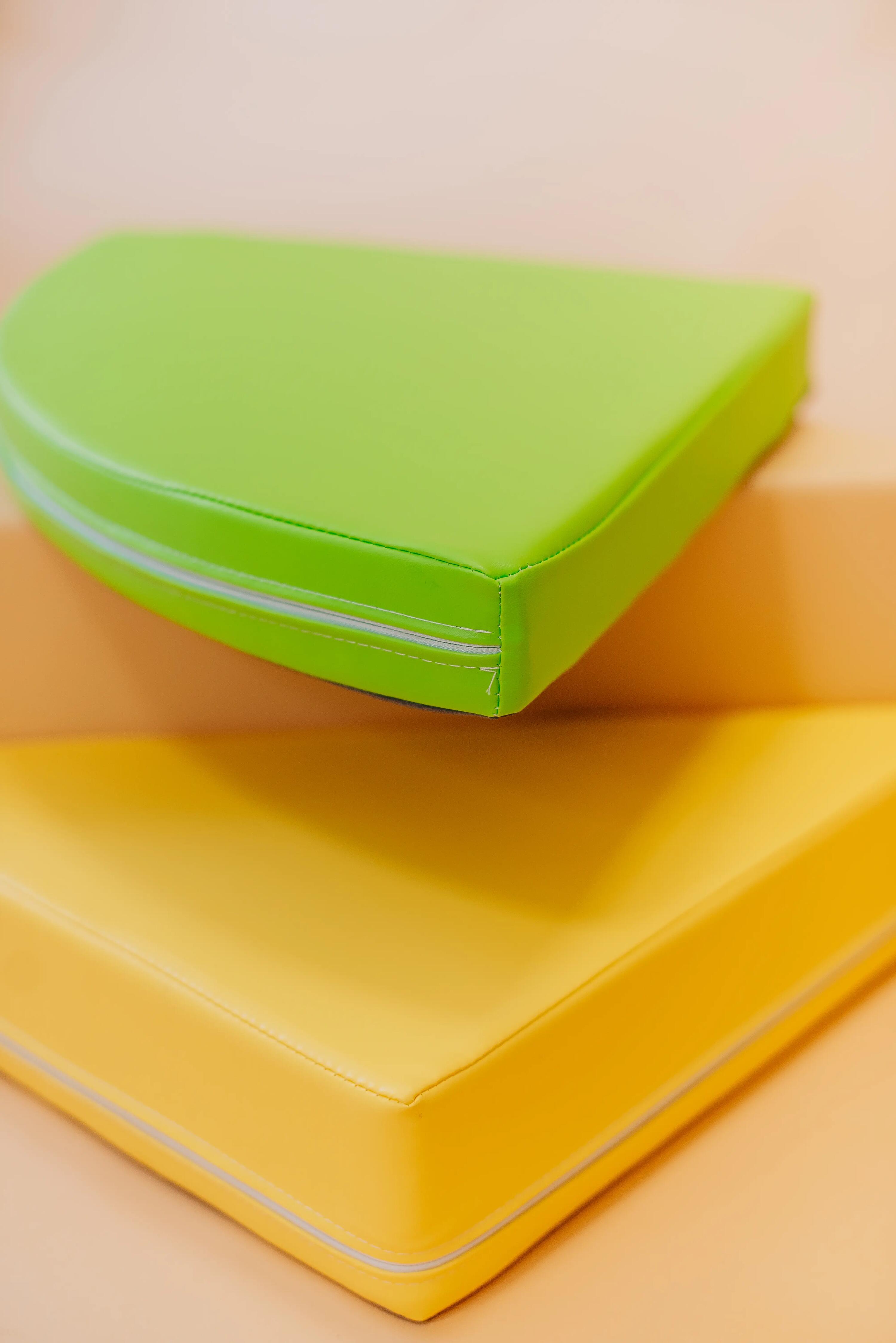 Kit de blocs d’escalade en mousse et porteur blanc - KUBO LUMO et SURF 11/15