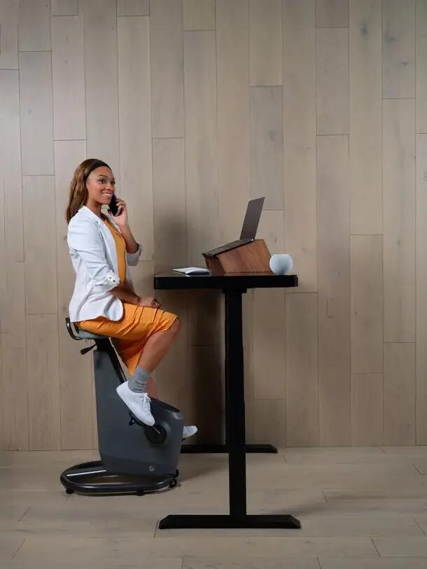 LifeSpan Scrivania Ampera Bike grigio siderale con scrivania in vetro 3/4