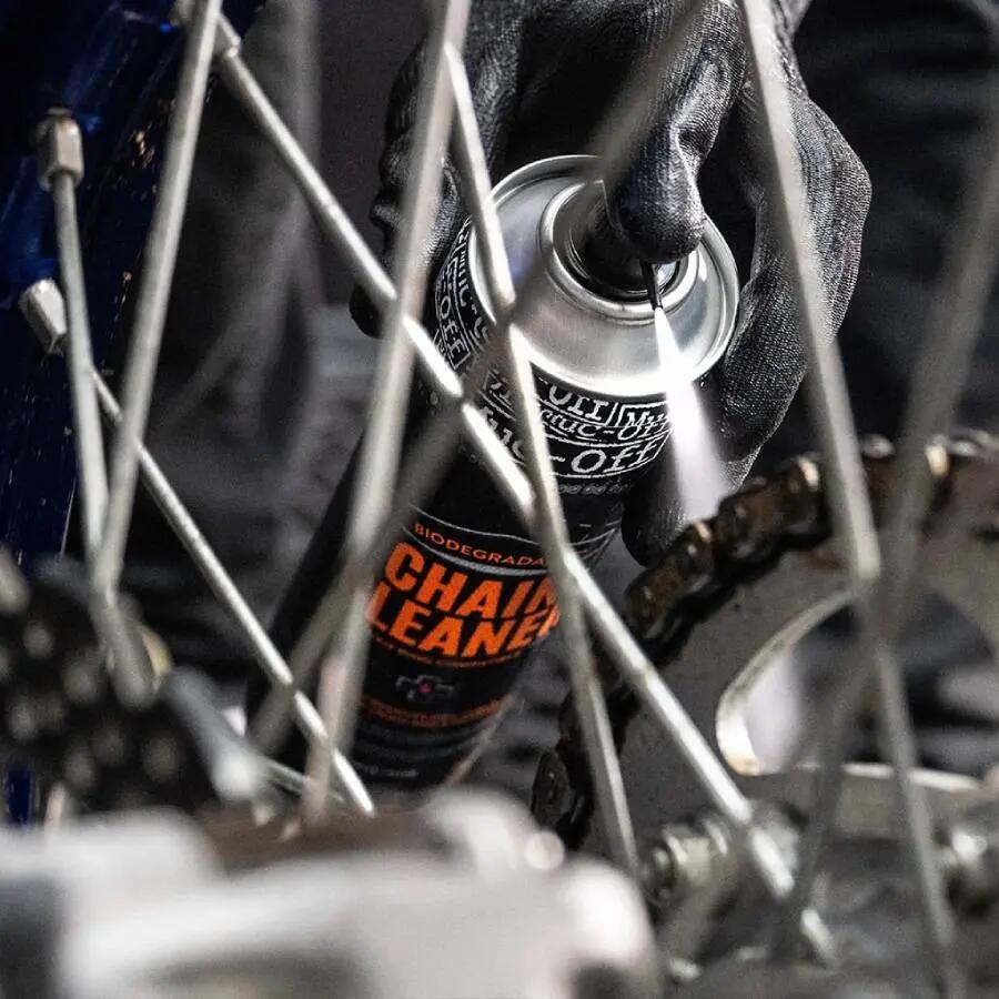 Zestaw do czyszczenia i smarowania łańcucha motocyklowego CHAIN CARE  MUC-OFF 5/5