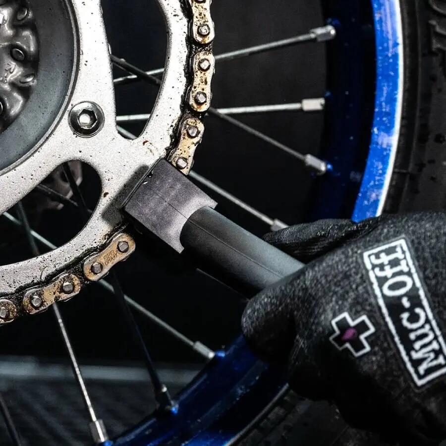 Zestaw do czyszczenia i smarowania łańcucha motocyklowego CHAIN CARE  MUC-OFF 2/5