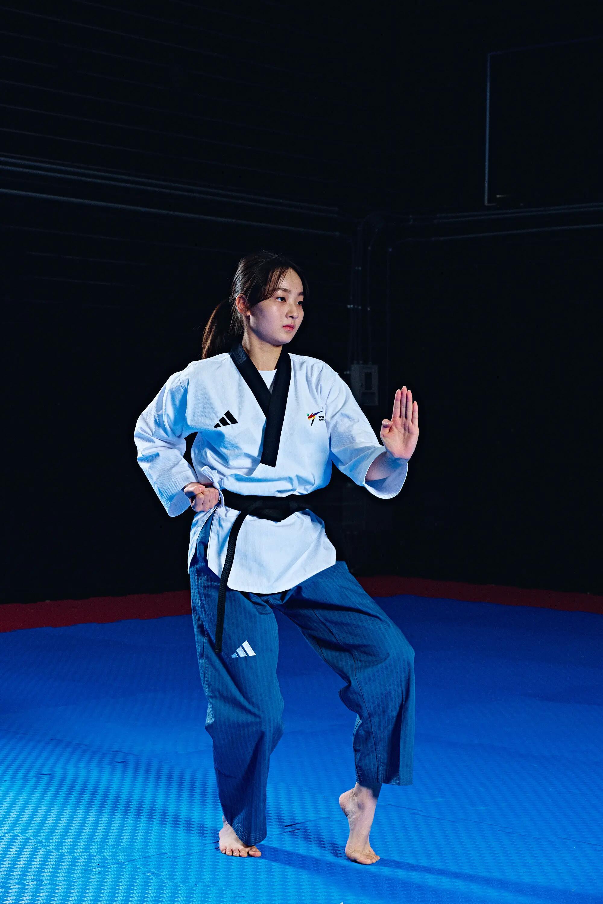 Dobok femme poomsae adulte  (couleur : blanc/col noir - taille : 170) 6/7