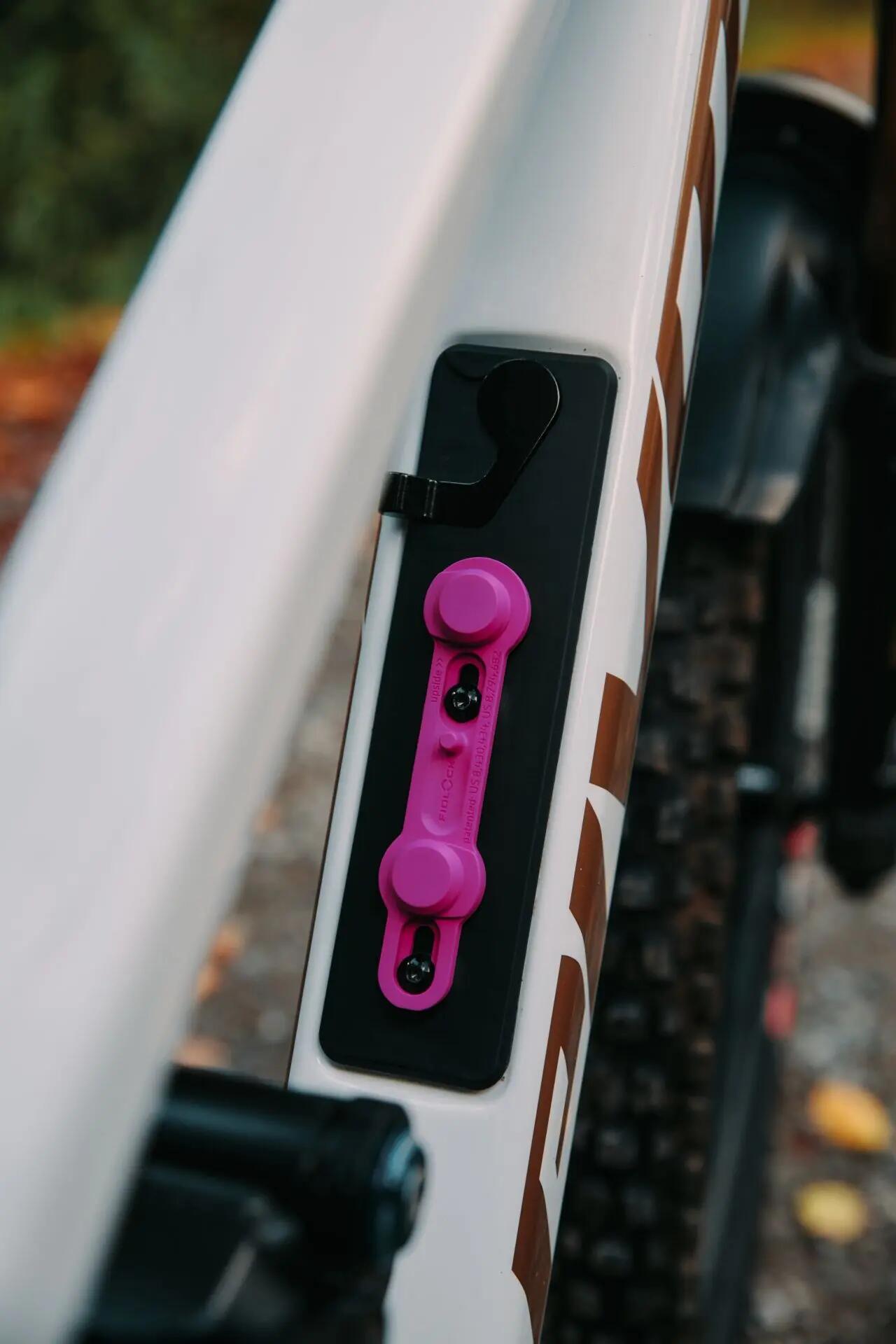 Fidlock TWIST Bike Base system montażowy do bidonu (magenta) 2/2