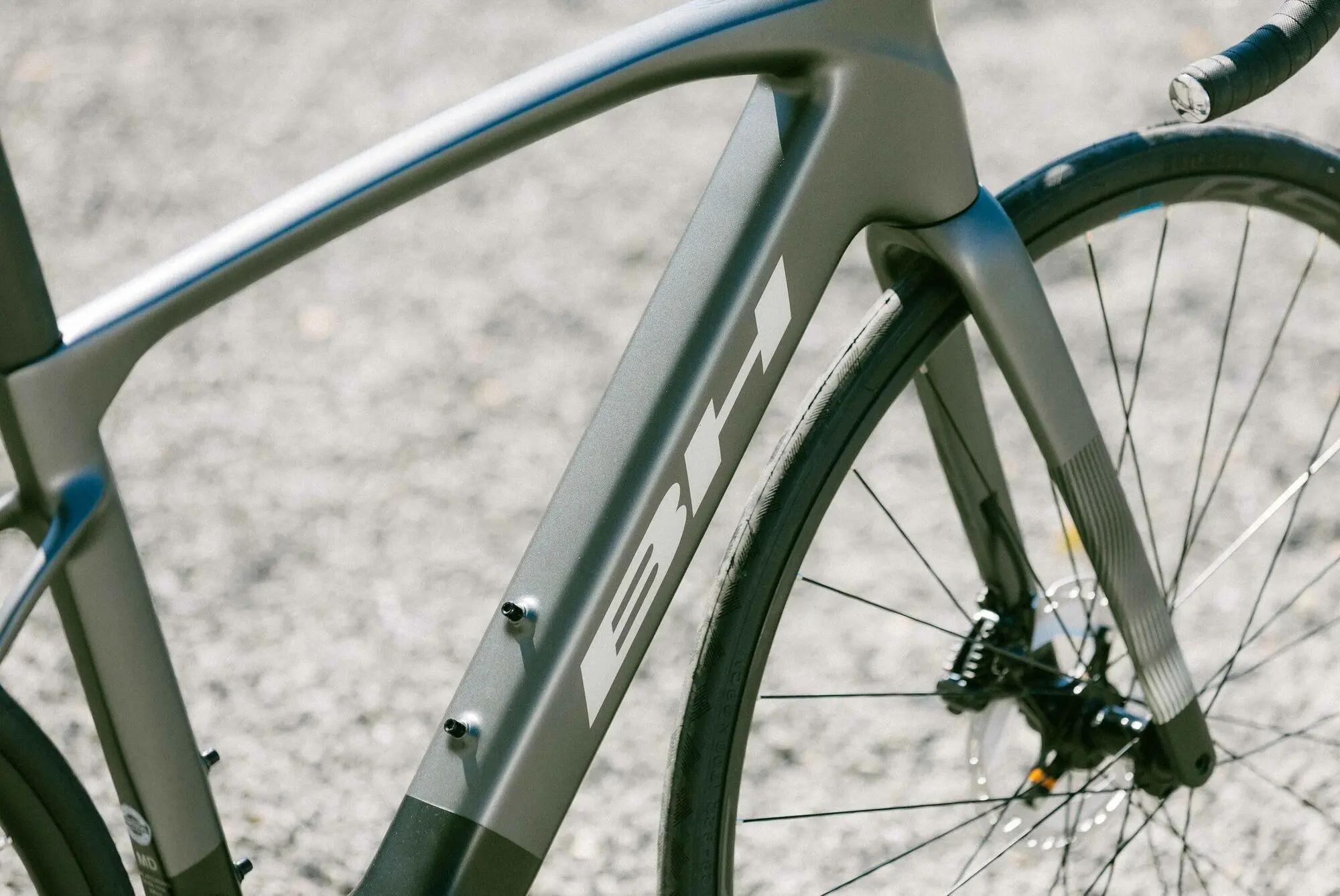 Vélo de Route Électrique BH iRS1 Carbon 1.4 Shimano 105 12V 630Wh 700mm Gris/Noi 3/4